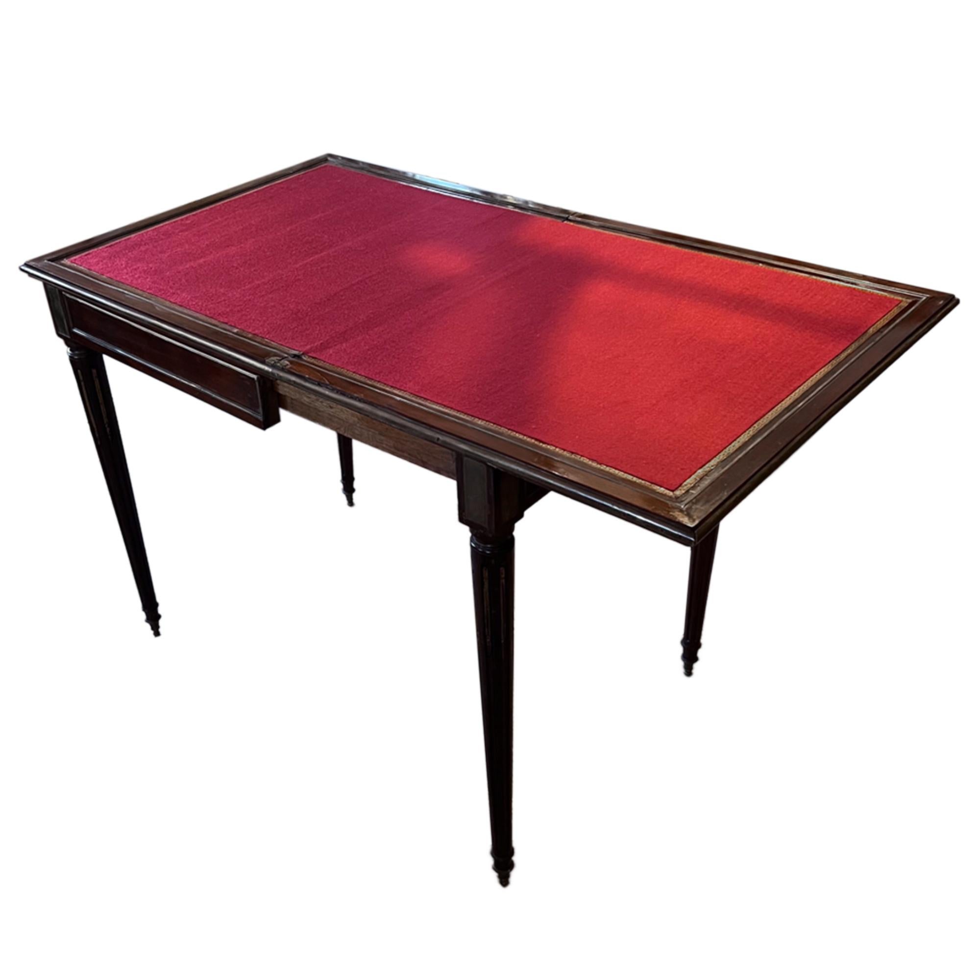 Français Table à cartes française du 19ème siècle, surface en baize de Crimson et incrustation en laiton en vente