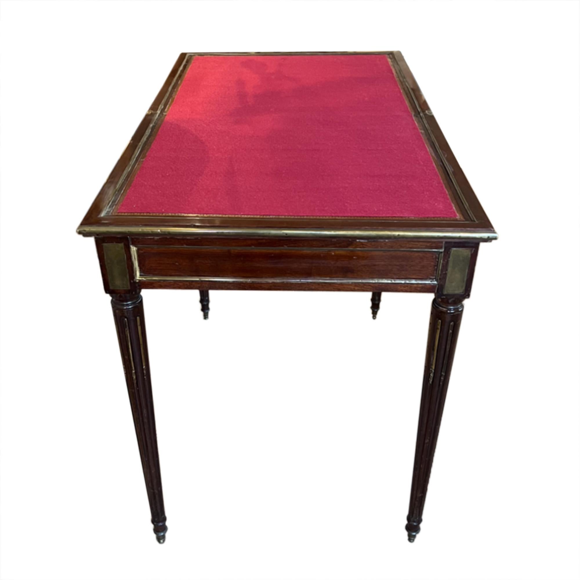 Incrusté Table à cartes française du 19ème siècle, surface en baize de Crimson et incrustation en laiton en vente