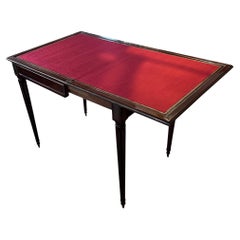 Mesa de cartas francesa de caoba del siglo XIX, superficie de baiza carmesí e incrustaciones de latón