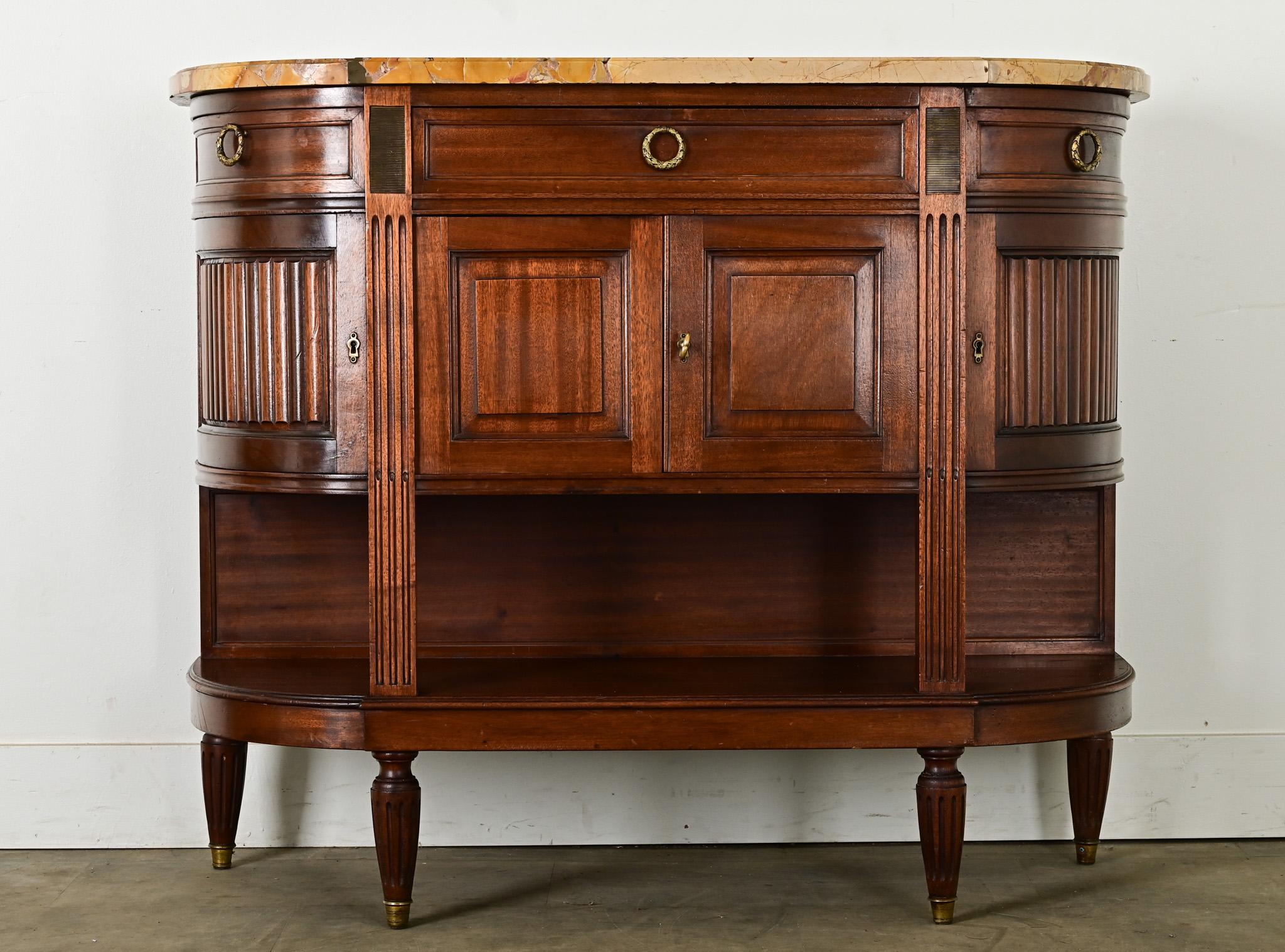 Bellissimo server da dessert in mogano in stile Luigi XVI, nella classica forma demilune. La superficie superiore è un'affascinante lastra di marmo Brèche d'Alep in una gamma di toni ocra e lampi di verde. La ferramenta ad anello in ottone con