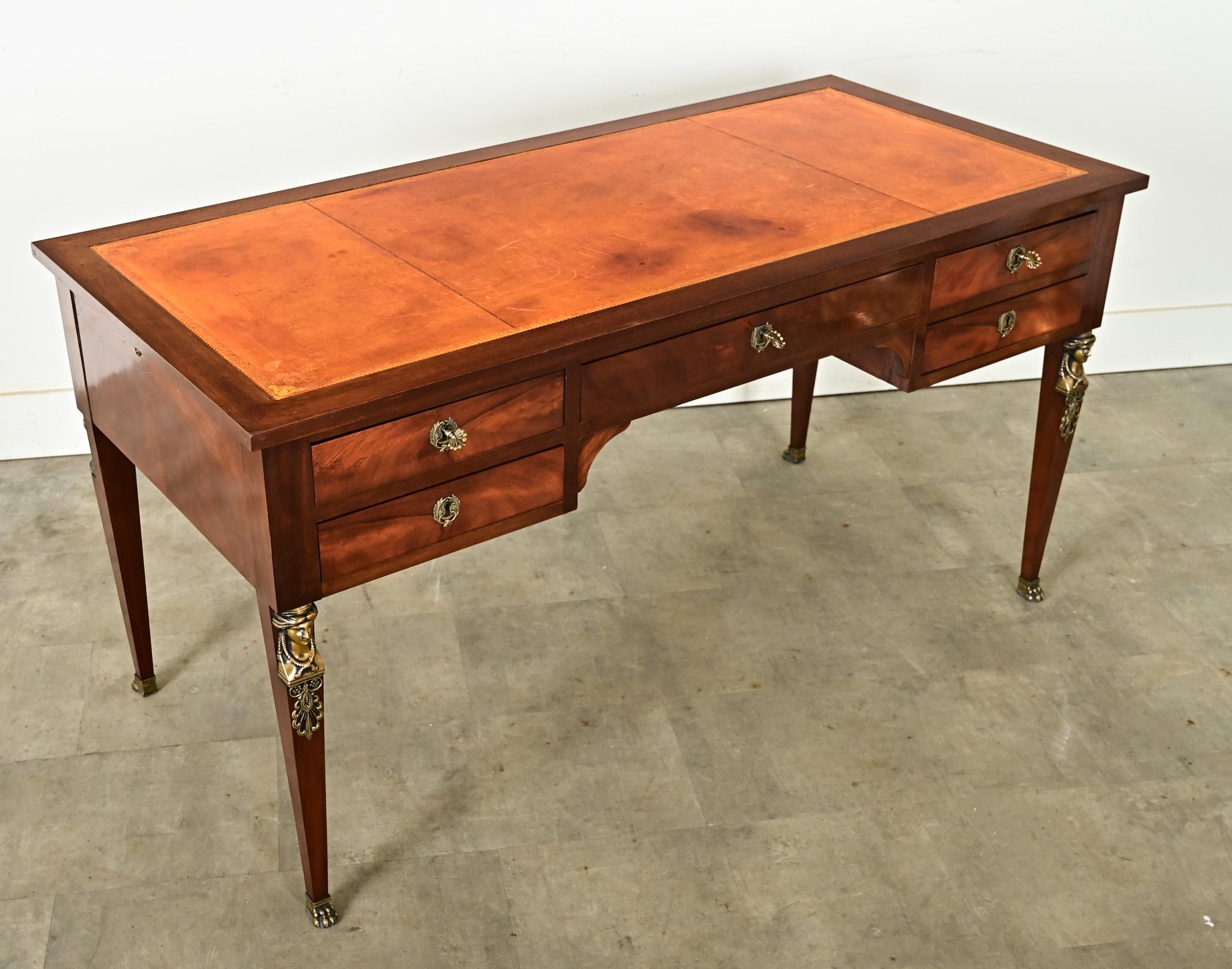Fabuleux bureau plat extensible de la fin du XIXe siècle, de style Empire français, en acajou et autres matériaux luxueux. Le cuir riche de couleur caramel qui recouvre la surface principale du bureau présente une patine naturelle avec des zones