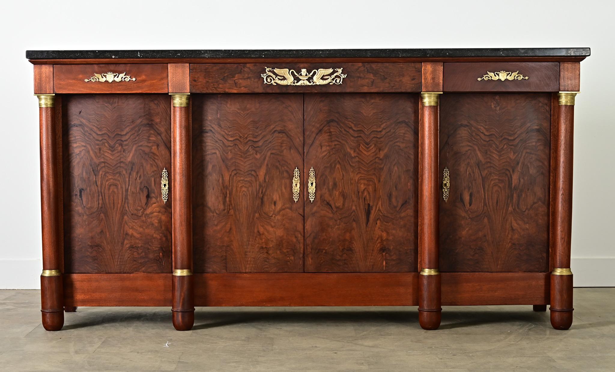 Eine großartige französische Enfilade aus dem 19. Jahrhundert im klassischen Empire-Stil, hergestellt aus reich gemasertem Mahagoni mit vergoldeten Bronze-Akzenten. Die ursprüngliche Marmorplatte aus dunklem Stein ist mit winzigen Fossilien unter