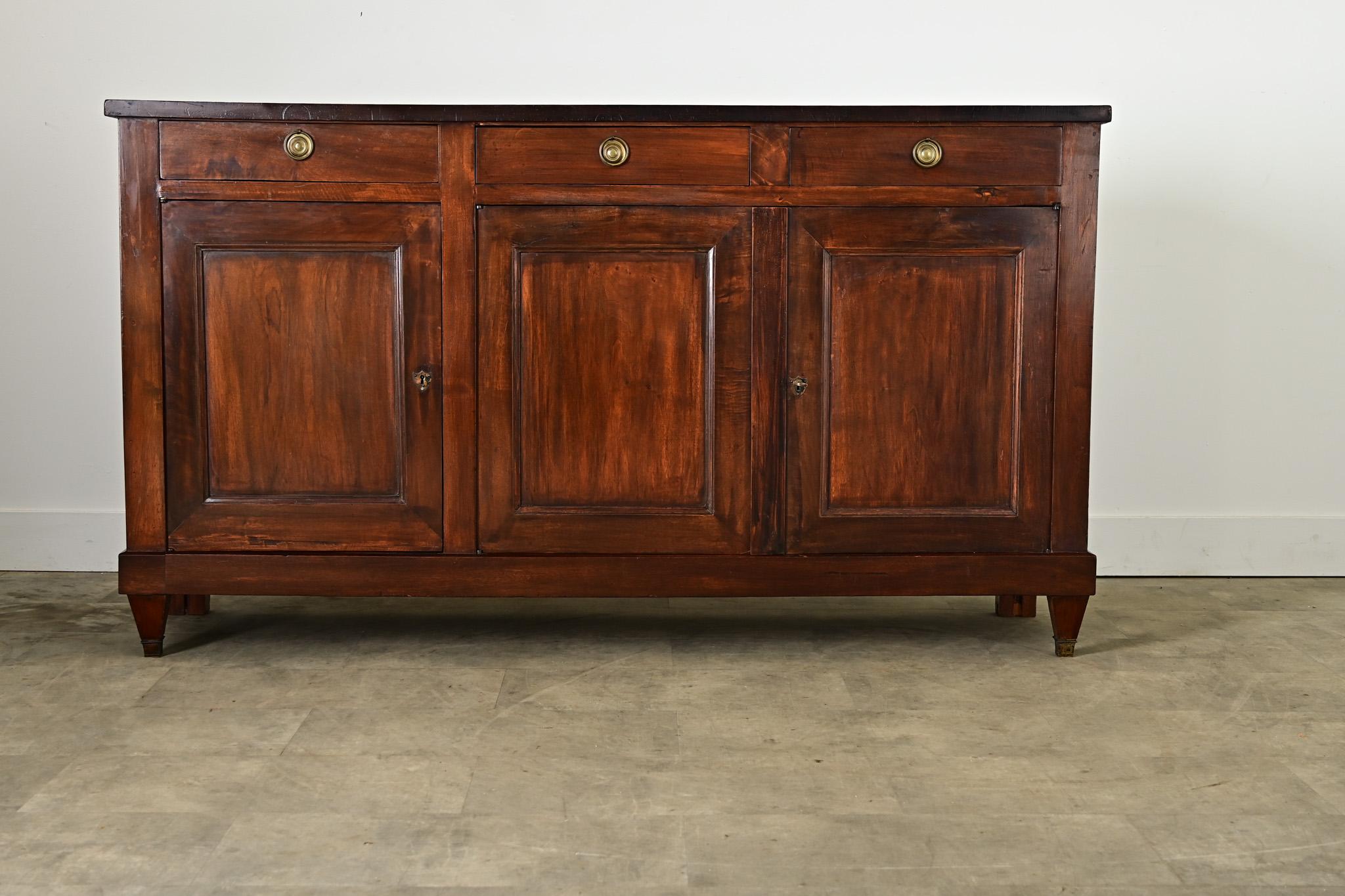 Questa enfilade in mogano francese del XIX secolo è un pezzo sostanzioso per ancorare qualsiasi stanza, ma con un'ornamentazione contenuta per non dare troppo nell'occhio. Lo stile transizionale predilige le linee pulite per lasciare che le ricche
