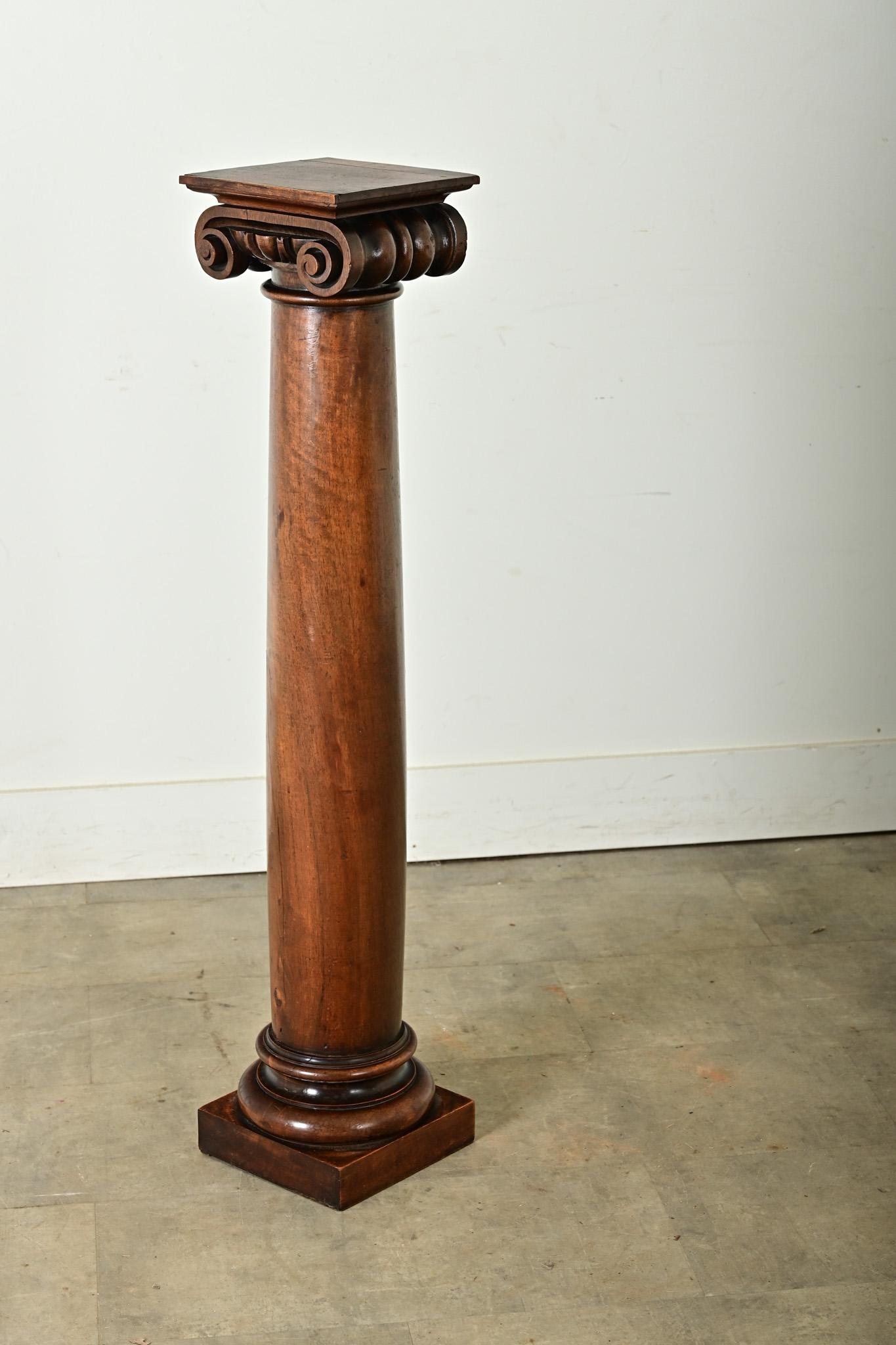 Französische Ionische Säule aus Mahagoni des 19. Jahrhunderts (Geschnitzt)