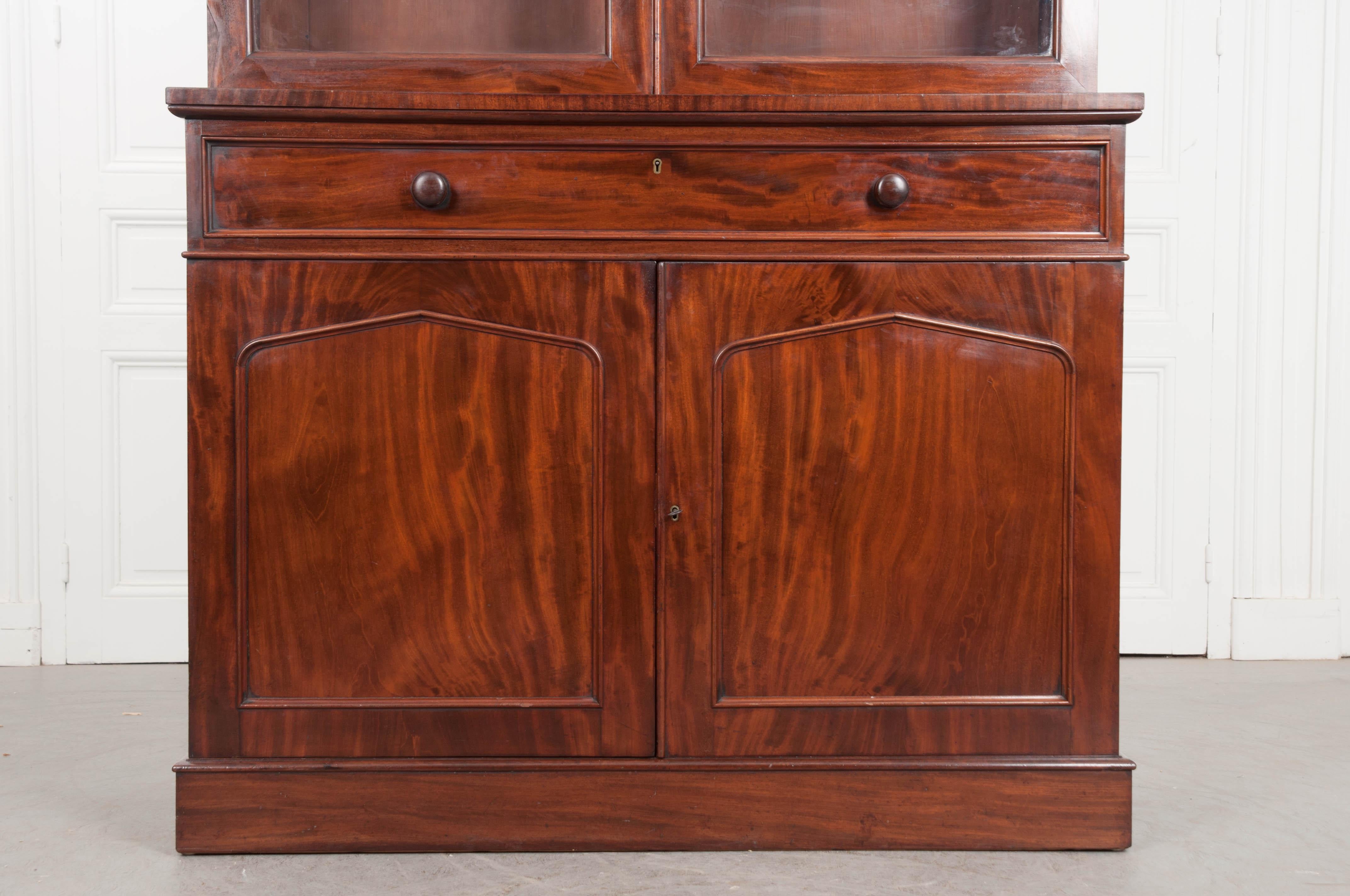 English 19th Century Mahogany Georgian Bookcase In Good Condition In Baton Rouge, LA