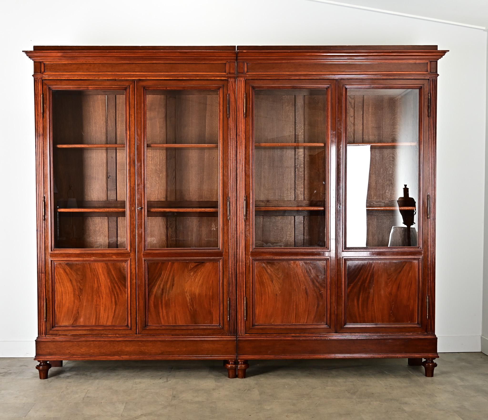 Un'ampia bibliothèque francese del XIX secolo, realizzata a mano in mogano con quattro porte a vetri per esporre libri preziosi, trofei e altre collezioni in un ufficio o in una biblioteca. Nota che qui ci sono due unità, l'una l'immagine speculare