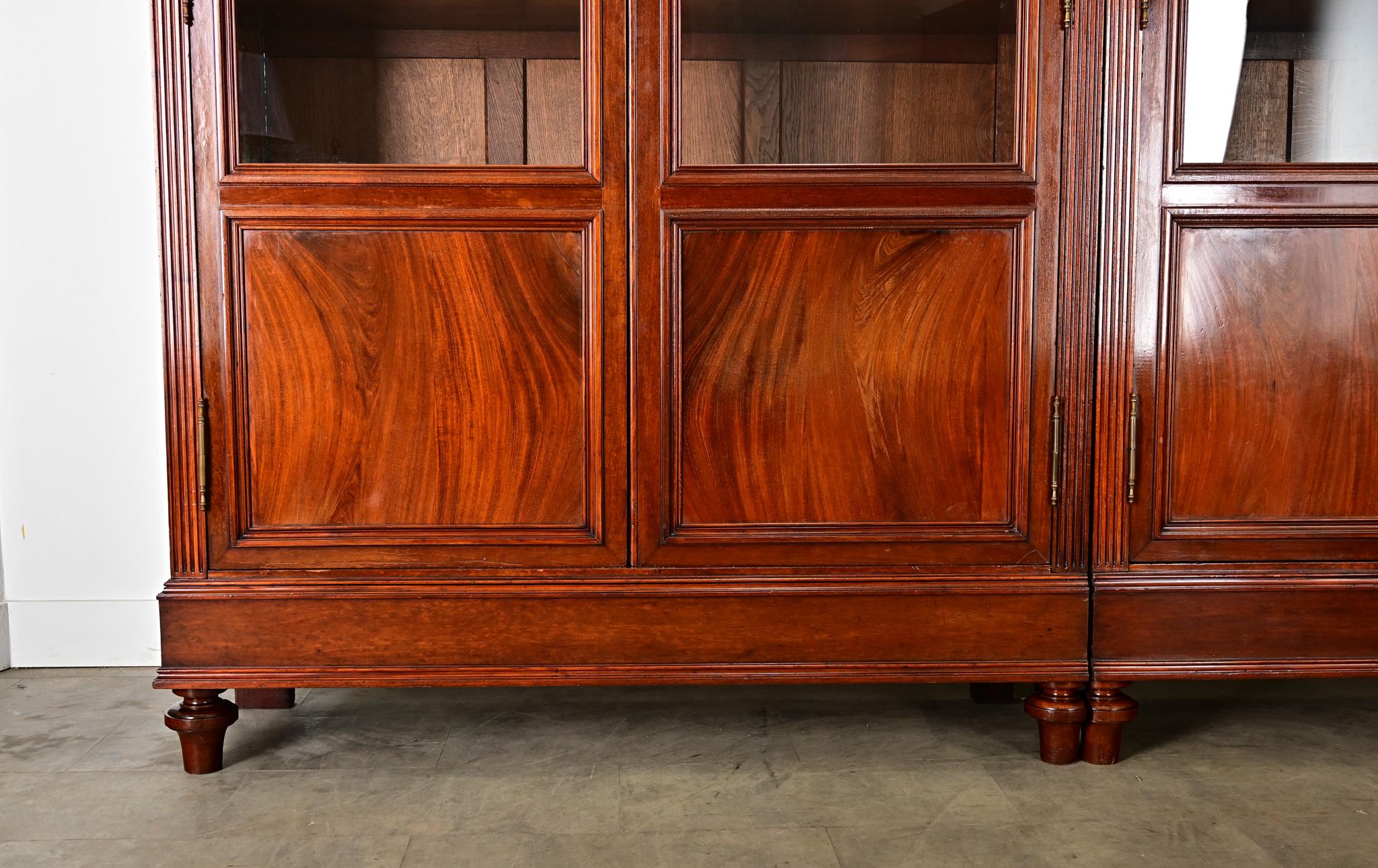 Francese Bibliotheque francese del XIX secolo in mogano in stile Luigi XVI in vendita