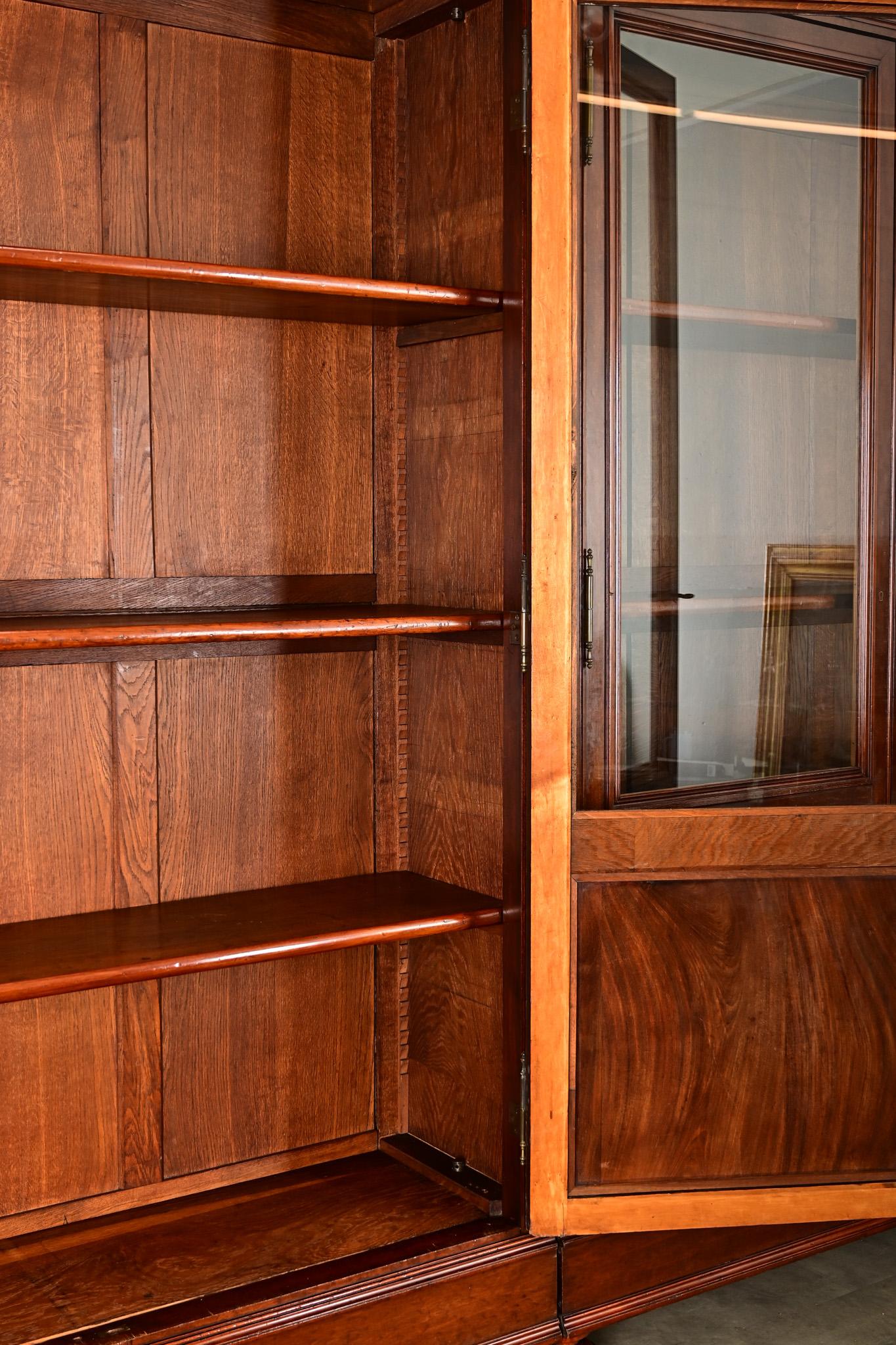 Vetro Bibliotheque francese del XIX secolo in mogano in stile Luigi XVI in vendita