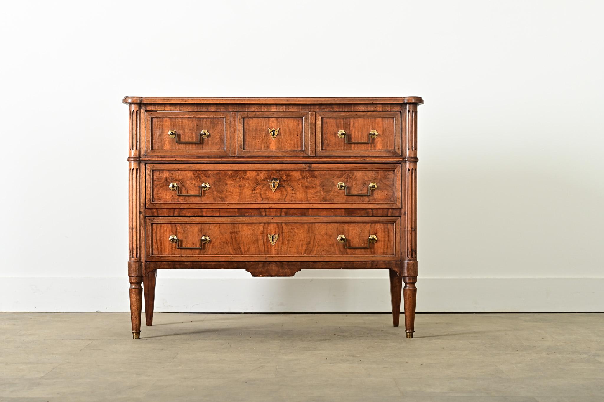 Luigi XVI French 19th Century Mahogany Louis XVI Style Commode in vendita