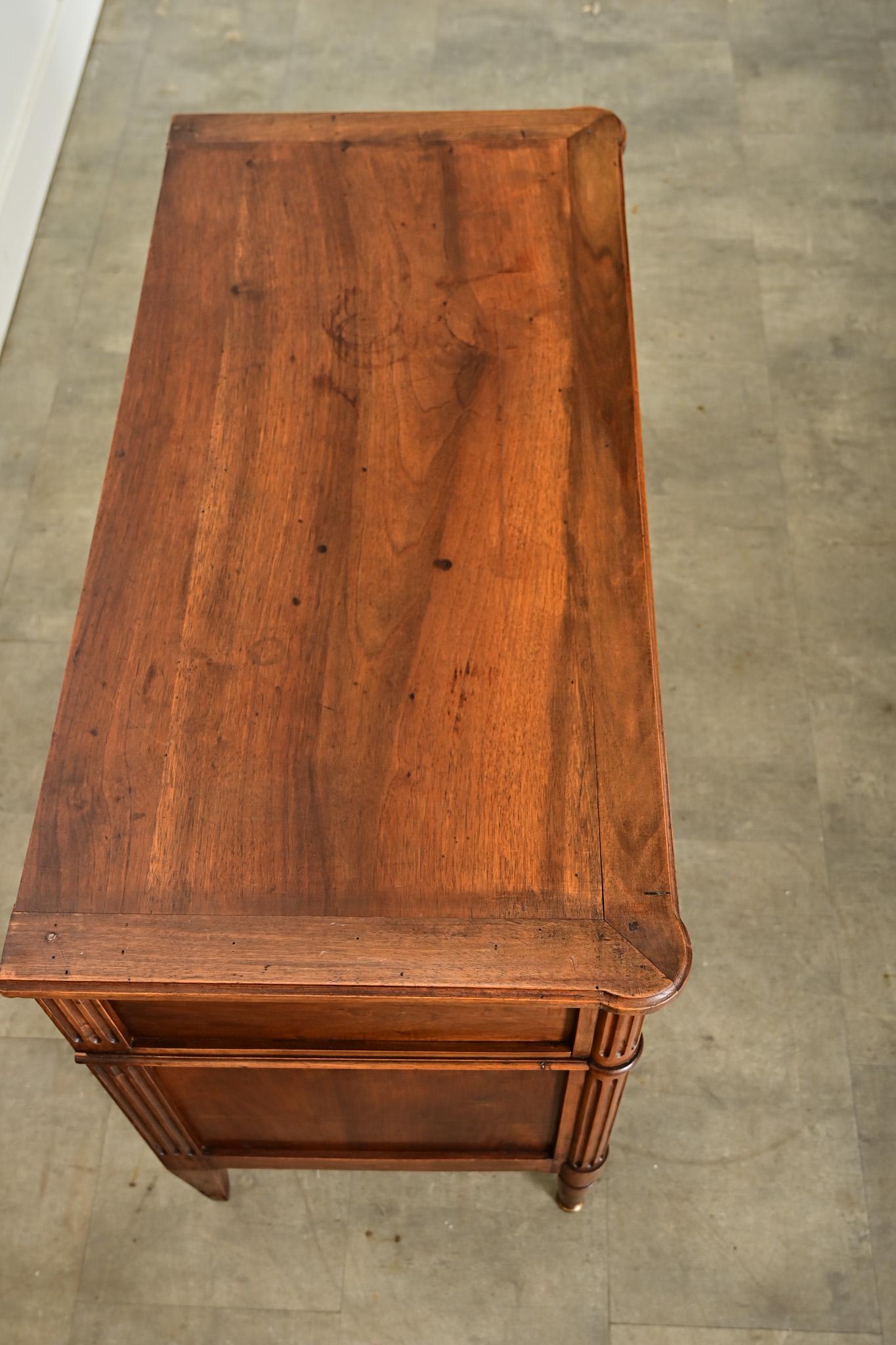 Intagliato French 19th Century Mahogany Louis XVI Style Commode in vendita