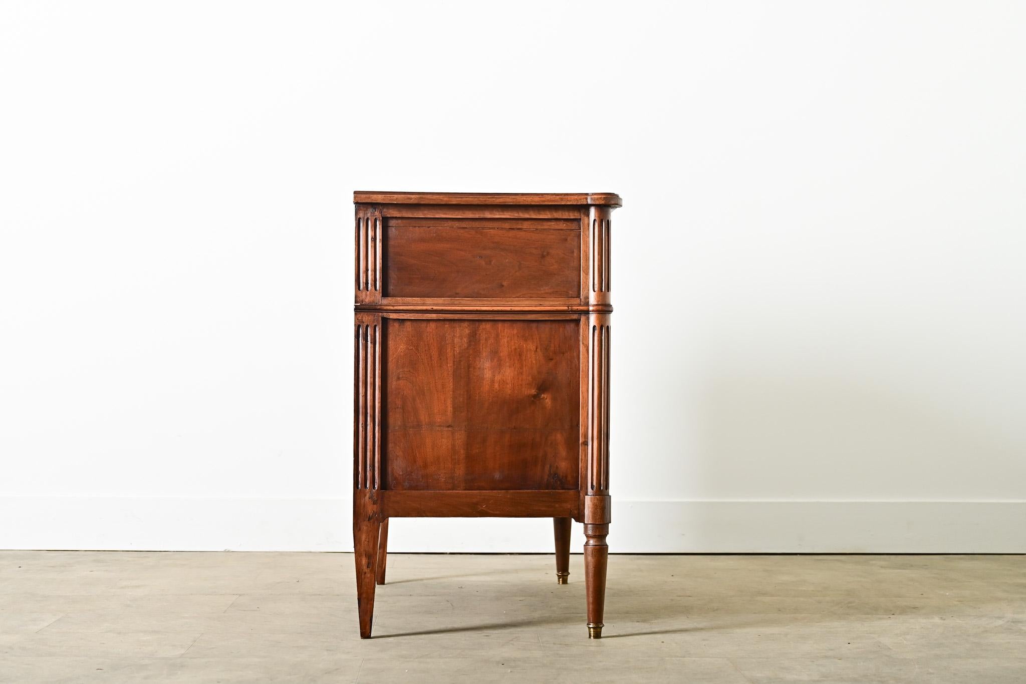 French 19th Century Mahogany Louis XVI Style Commode In condizioni buone in vendita a Baton Rouge, LA