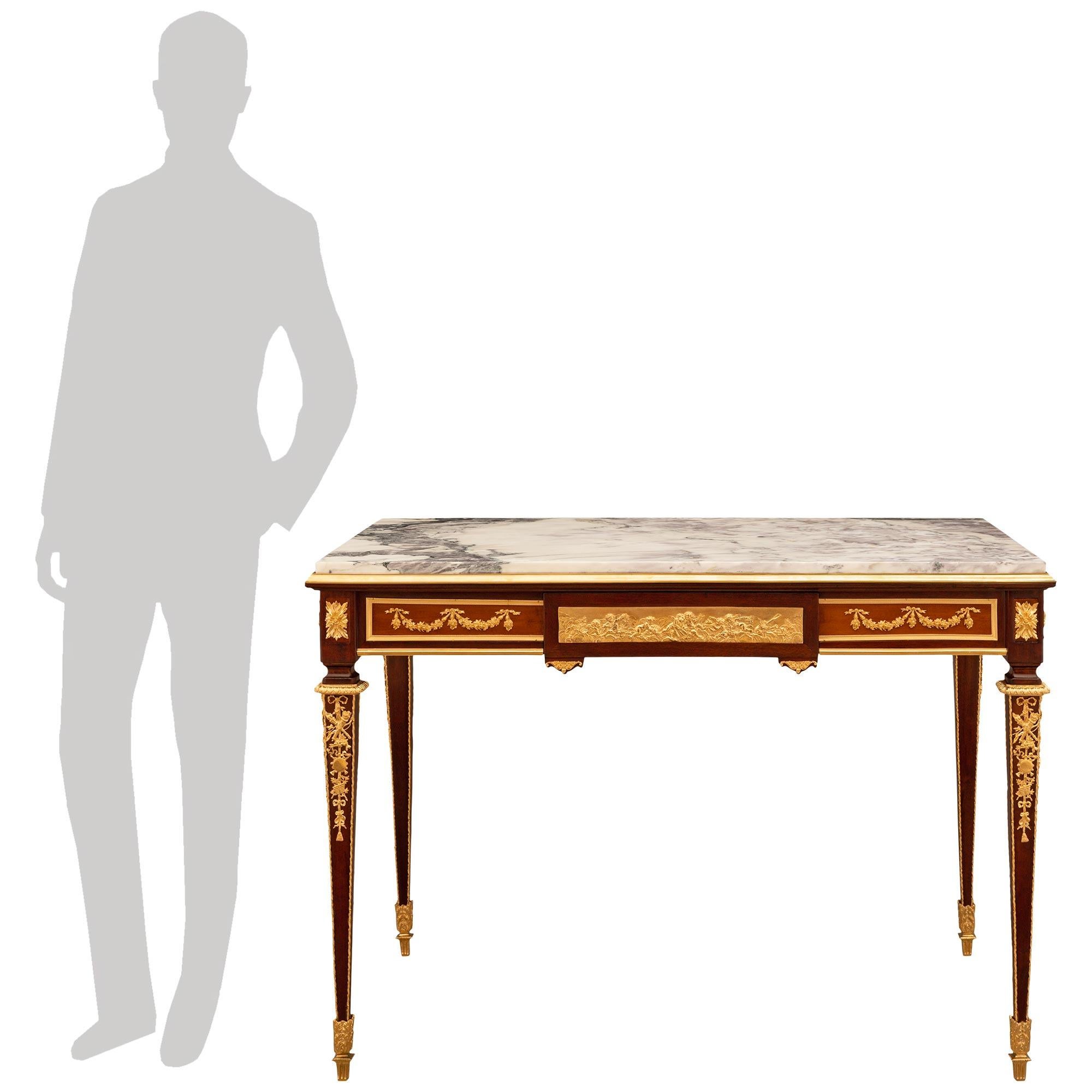Étonnante table centrale/de bureau de haute qualité en acajou, bronze doré et marbre Rosalia, d'époque Louis XVI et Belle Époque, attribuée à François Linke. Le bureau repose sur d'élégants pieds fuselés carrés dotés de magnifiques sabots en bronze
