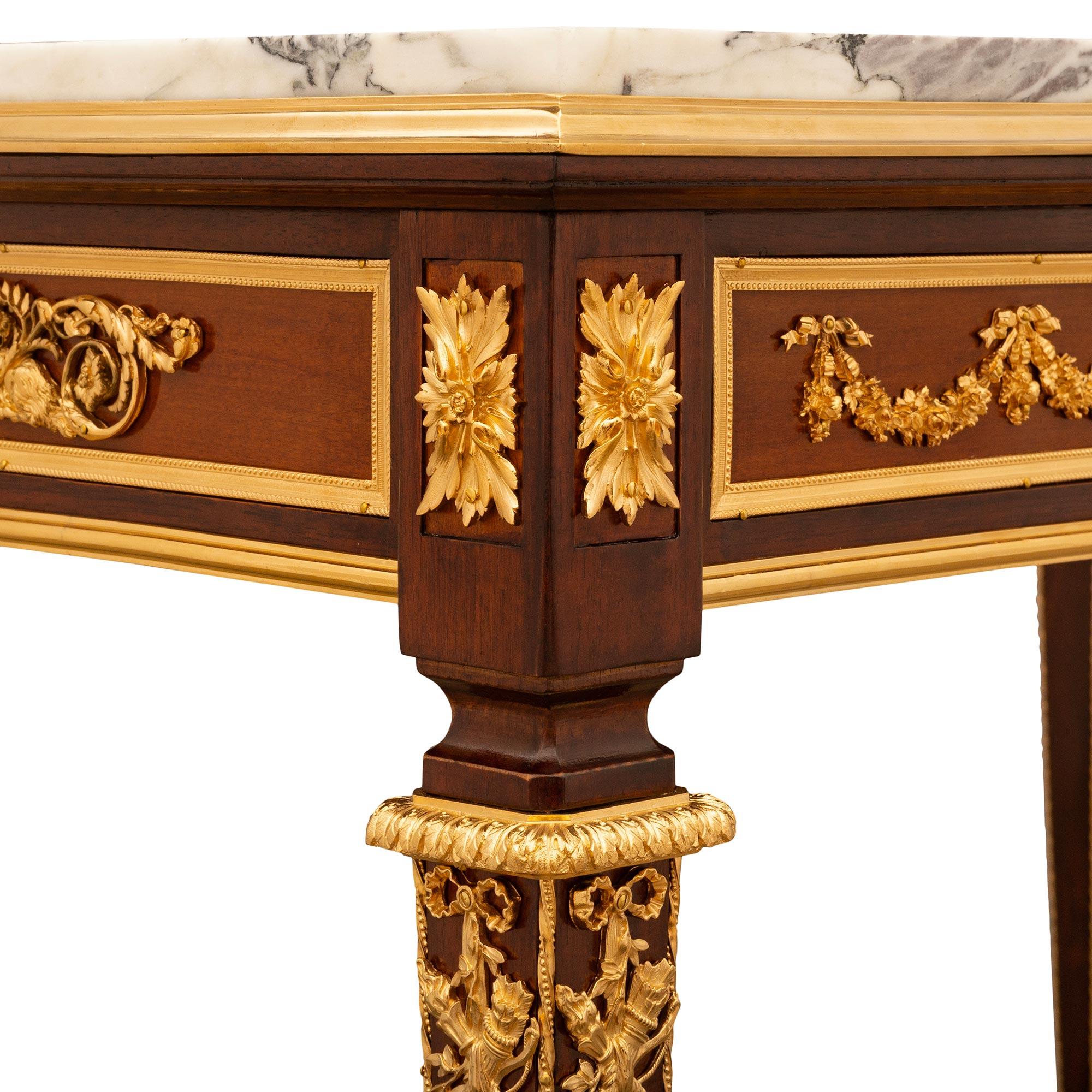 Französisch 19. Jahrhundert Mahagoni, Ormolu und Marmor Schreibtisch, attr. F. Linke (Goldbronze) im Angebot