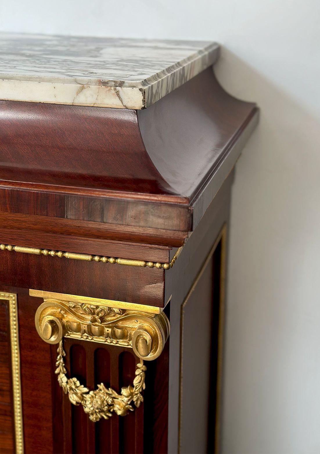 Armadio del XIX secolo con dettagli in mogano e ormolatura di Grohé Frères. Questo pezzo è anche sormontato da un bellissimo piano in marmo venato. Include delicate montature foliate in bronzo e altre raffigurazioni. Il pezzo è composto da due