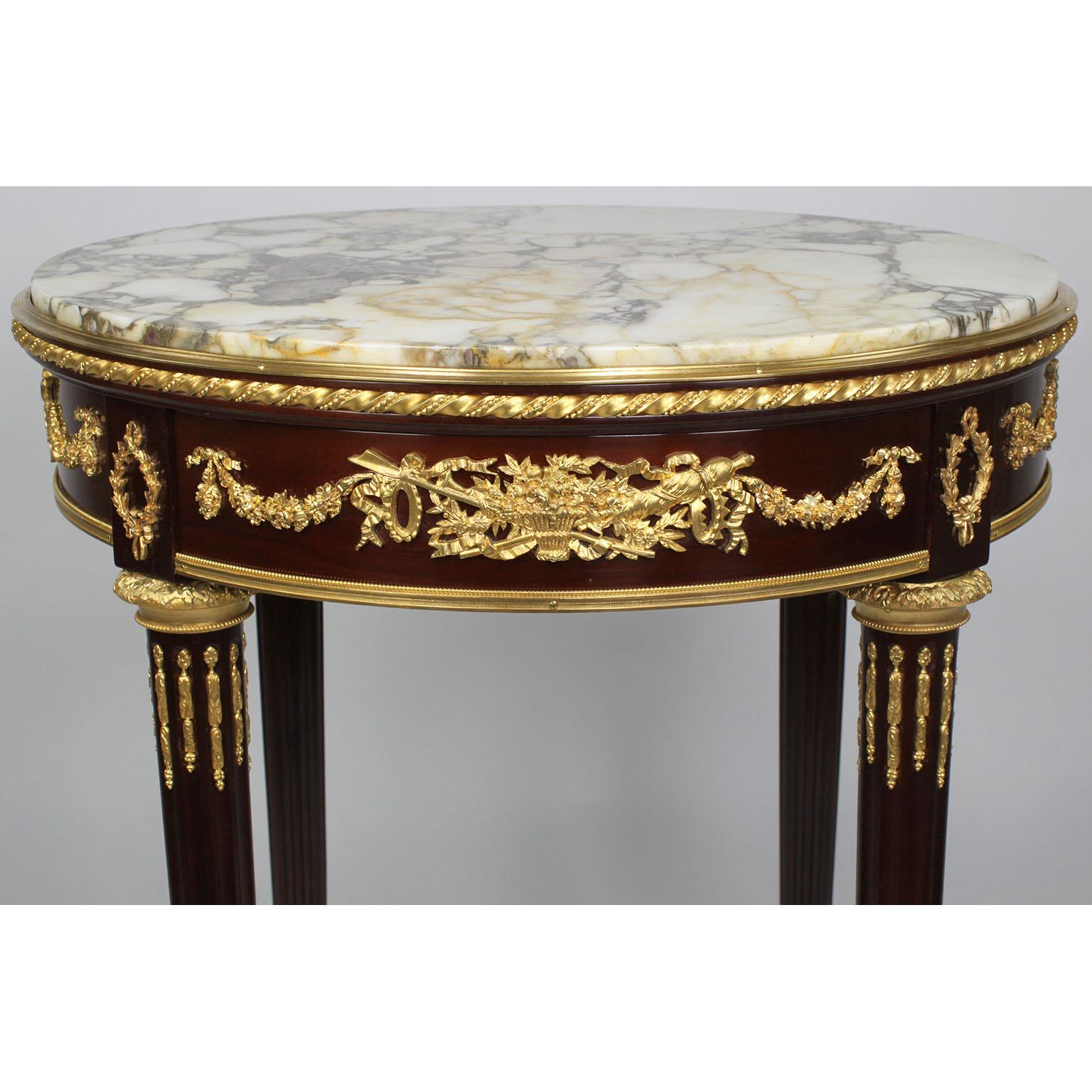 Français Table d'appoint/guéridon française du XIXe siècle en acajou et bronze doré, attribuée à François Linke en vente
