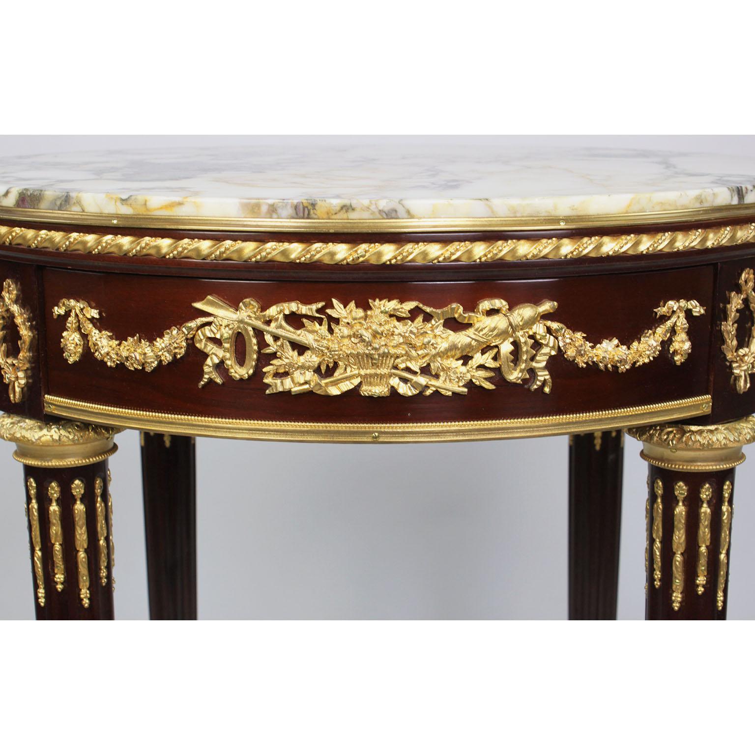 Sculpté Table d'appoint/guéridon française du XIXe siècle en acajou et bronze doré, attribuée à François Linke en vente