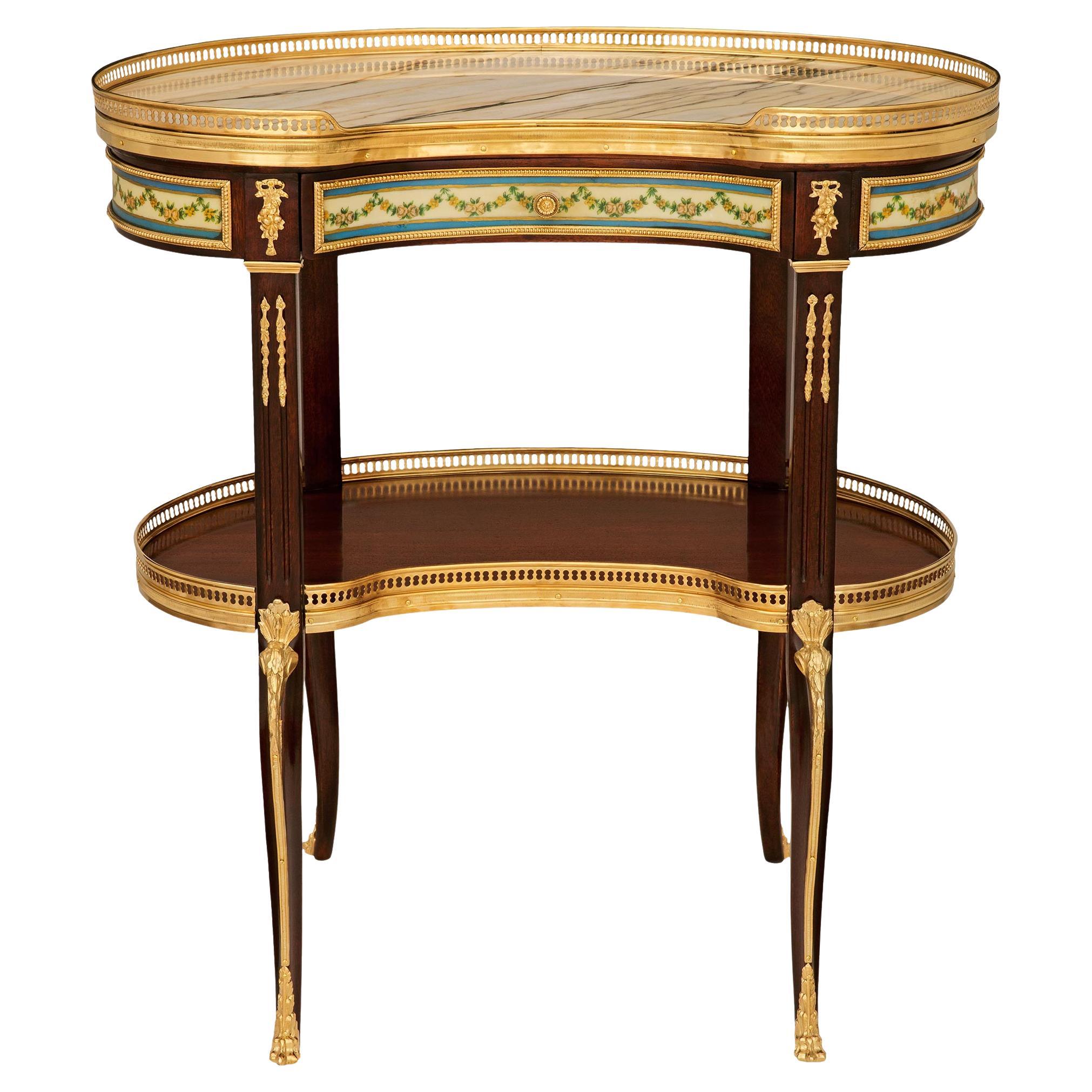 Mesa auxiliar francesa del siglo XIX de caoba, ormolu, porcelana de Sévres y mármol