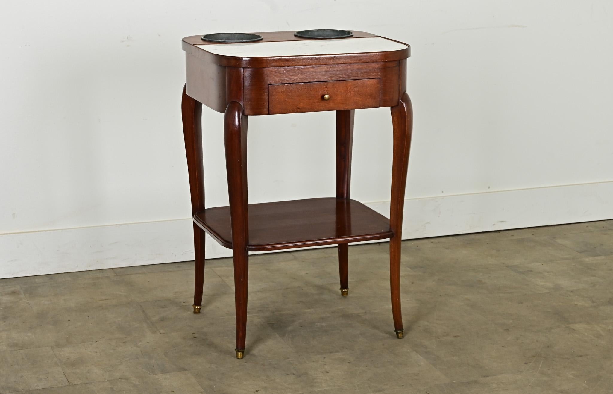 Table rafraîchissoir française en acajou de style Louis XV, vers 1870. Fonctionnant comme un bar sec, cette table d'appoint est adaptée pour garder les boissons froides - et vous rafraîchir - en les plaçant dans des seaux à glace amovibles encastrés