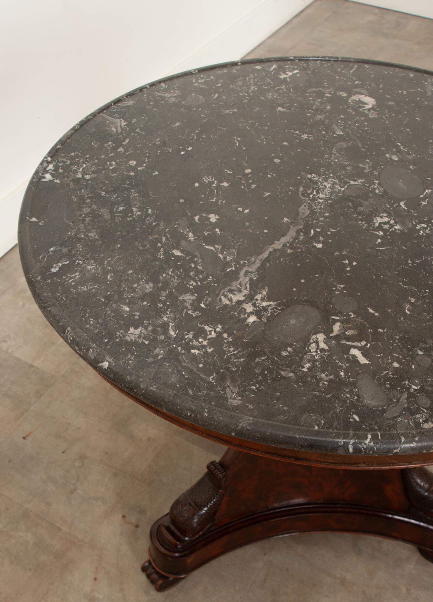 Restaurations-Mitteltisch aus Mahagoni des 19. Jahrhunderts (Marmor) im Angebot