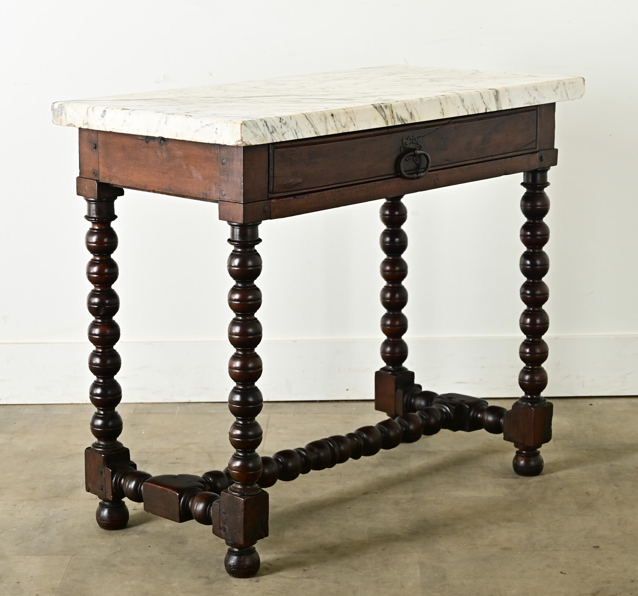 Une fantastique table d'appoint en acajou, fabriquée au début du 19e siècle en France. L'impressionnant plateau de marbre blanc est assez épais (1 ⅝