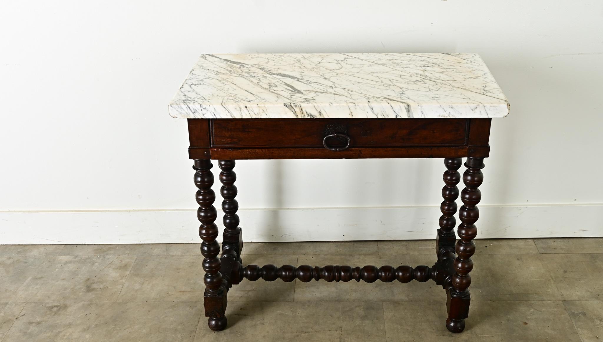 Français Table d'appoint française du 19ème siècle en acajou avec tiroir en vente