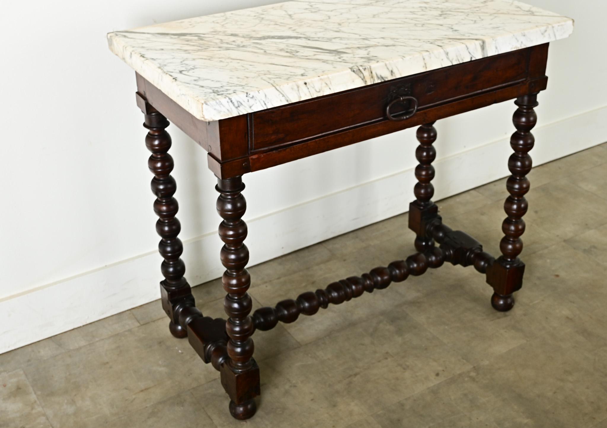 Fer Table d'appoint française du 19ème siècle en acajou avec tiroir en vente