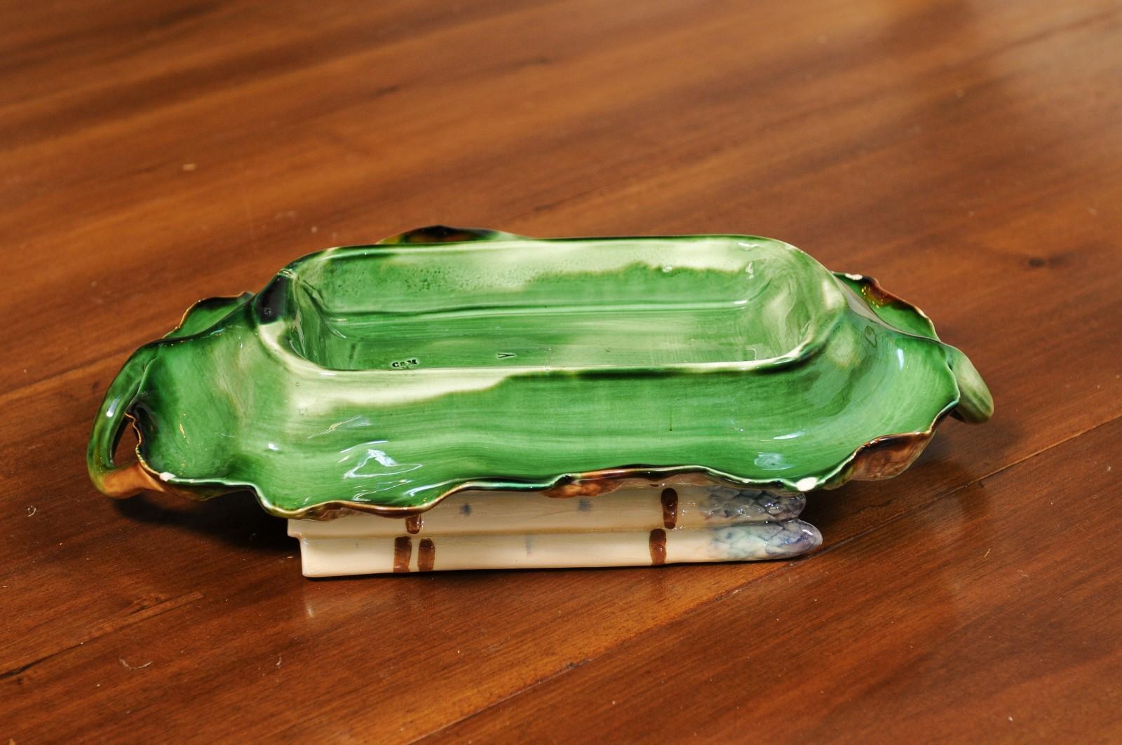 French 19th Century Majolica Asparagus Serving Tray with Oval Foliage Plate For Sale 8