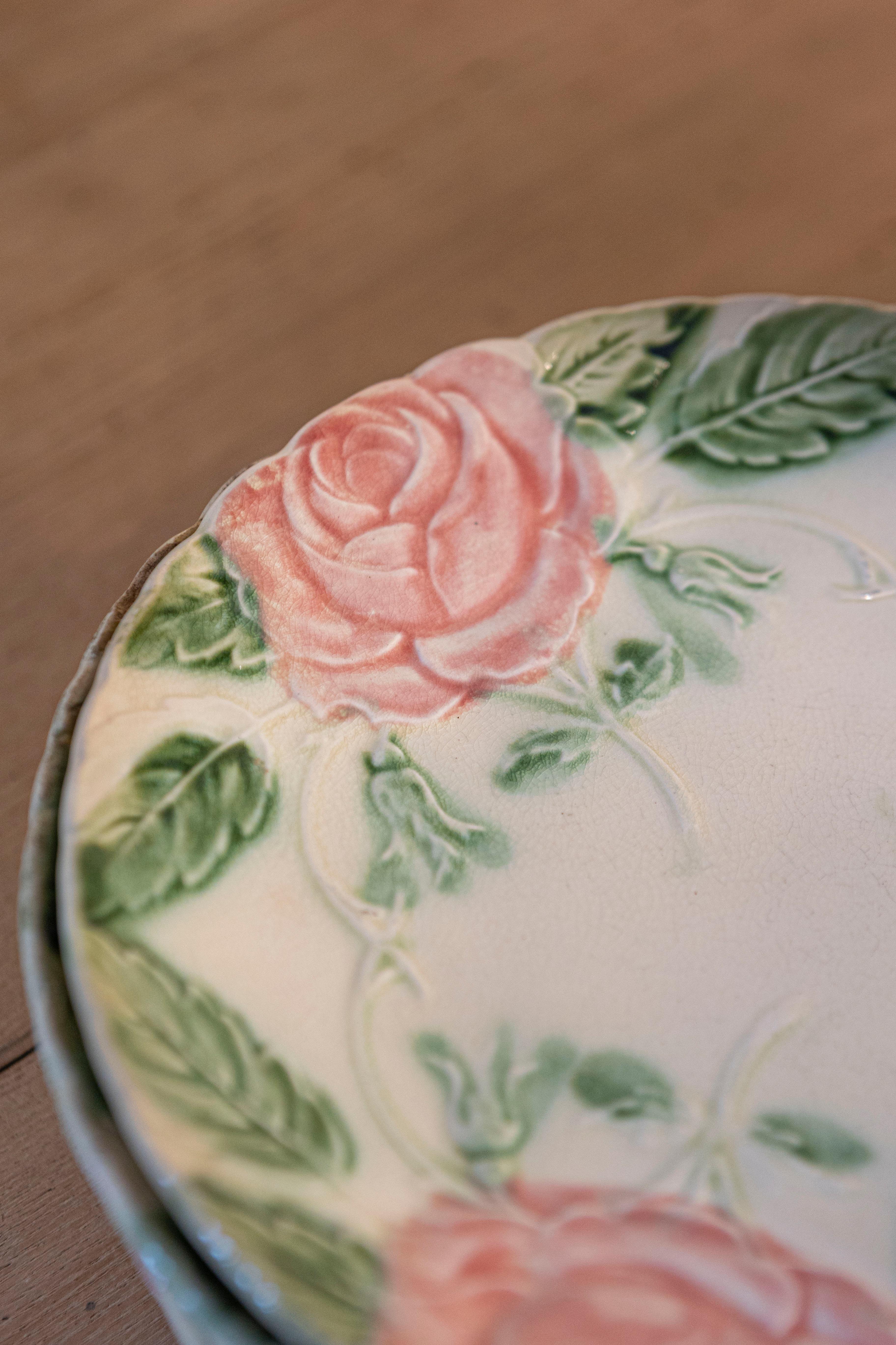 XIXe siècle Compote et assiettes à roses en majolique française du 19ème siècle, vendues individuellement en vente