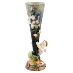 Vase à fleurs en majolique du 19ème siècle de Montigny-sur-Loing avec chérubin