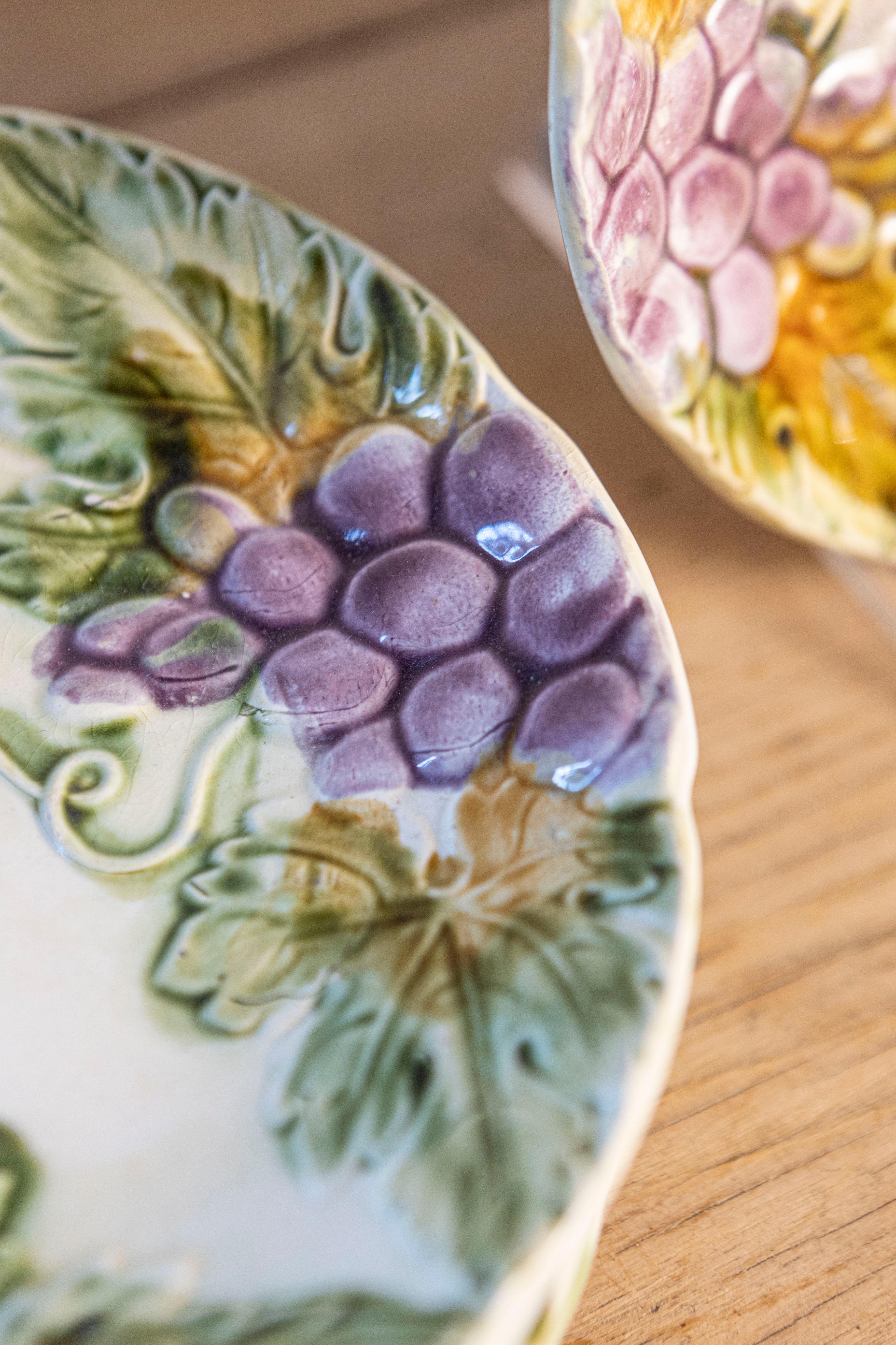 Assiettes à raisin du 19ème siècle avec leurs feuilles, sept disponibles Bon état - En vente à Atlanta, GA