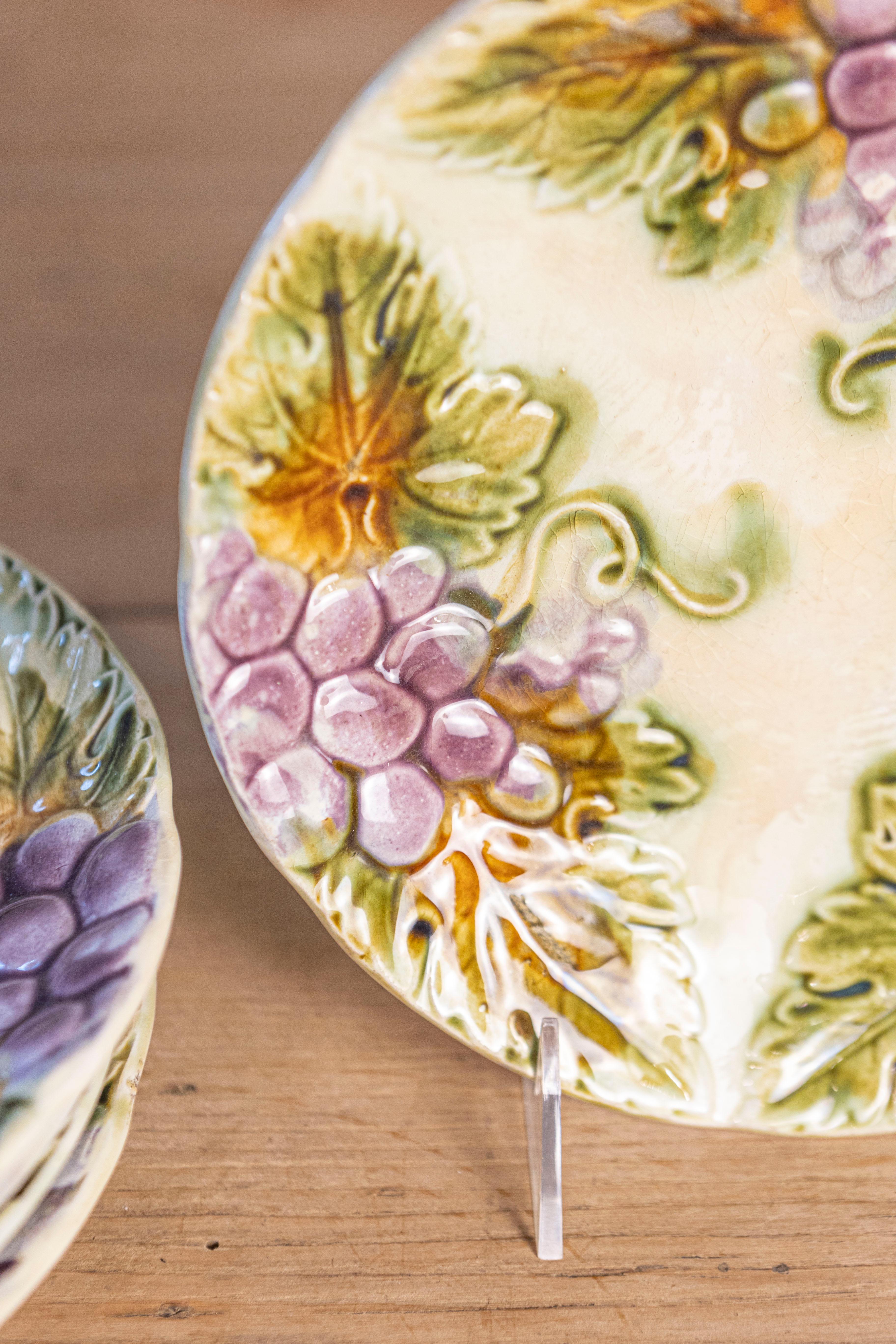 XIXe siècle Assiettes à raisin du 19ème siècle avec leurs feuilles, sept disponibles en vente