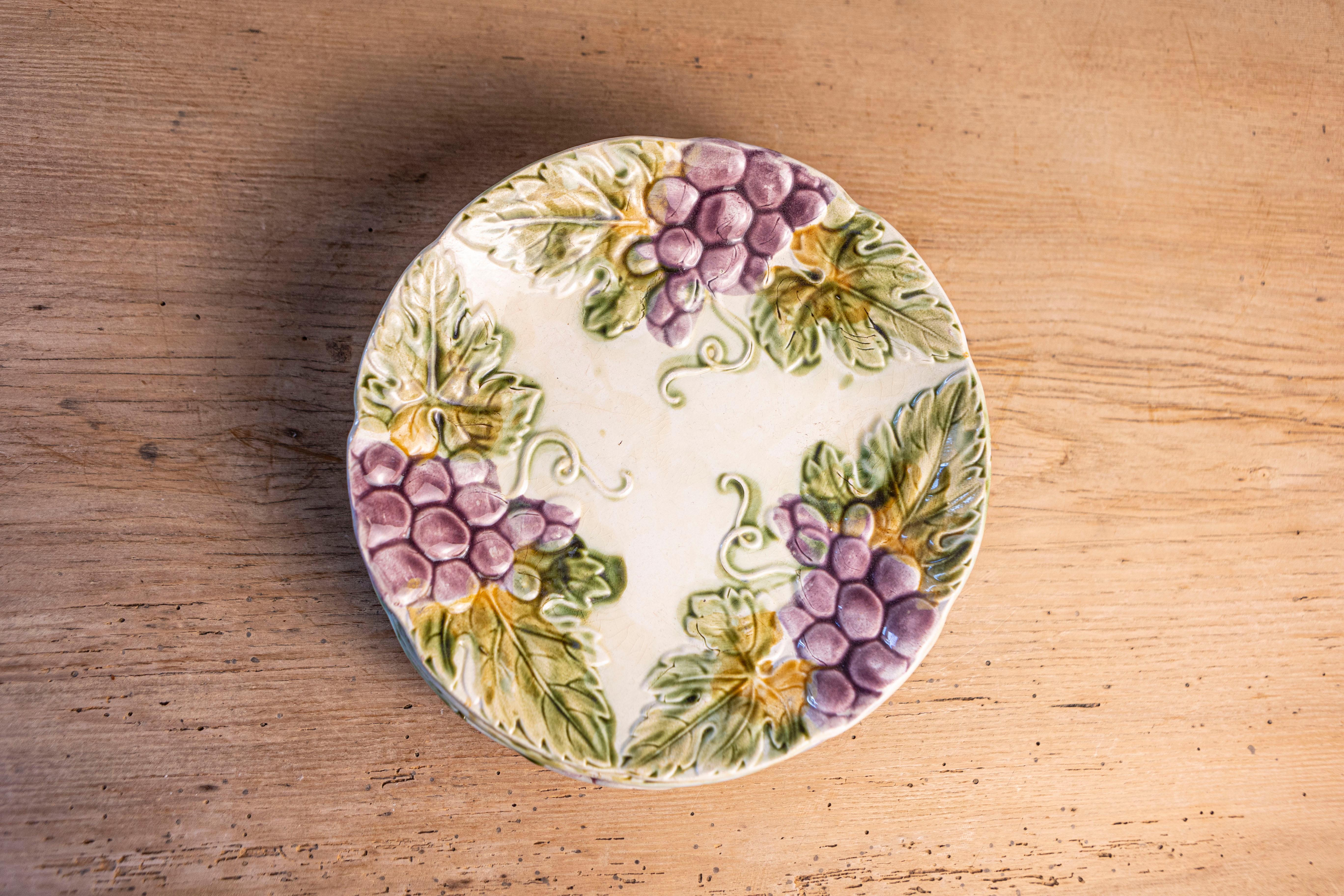 Majolique Assiettes à raisin du 19ème siècle avec leurs feuilles, sept disponibles en vente
