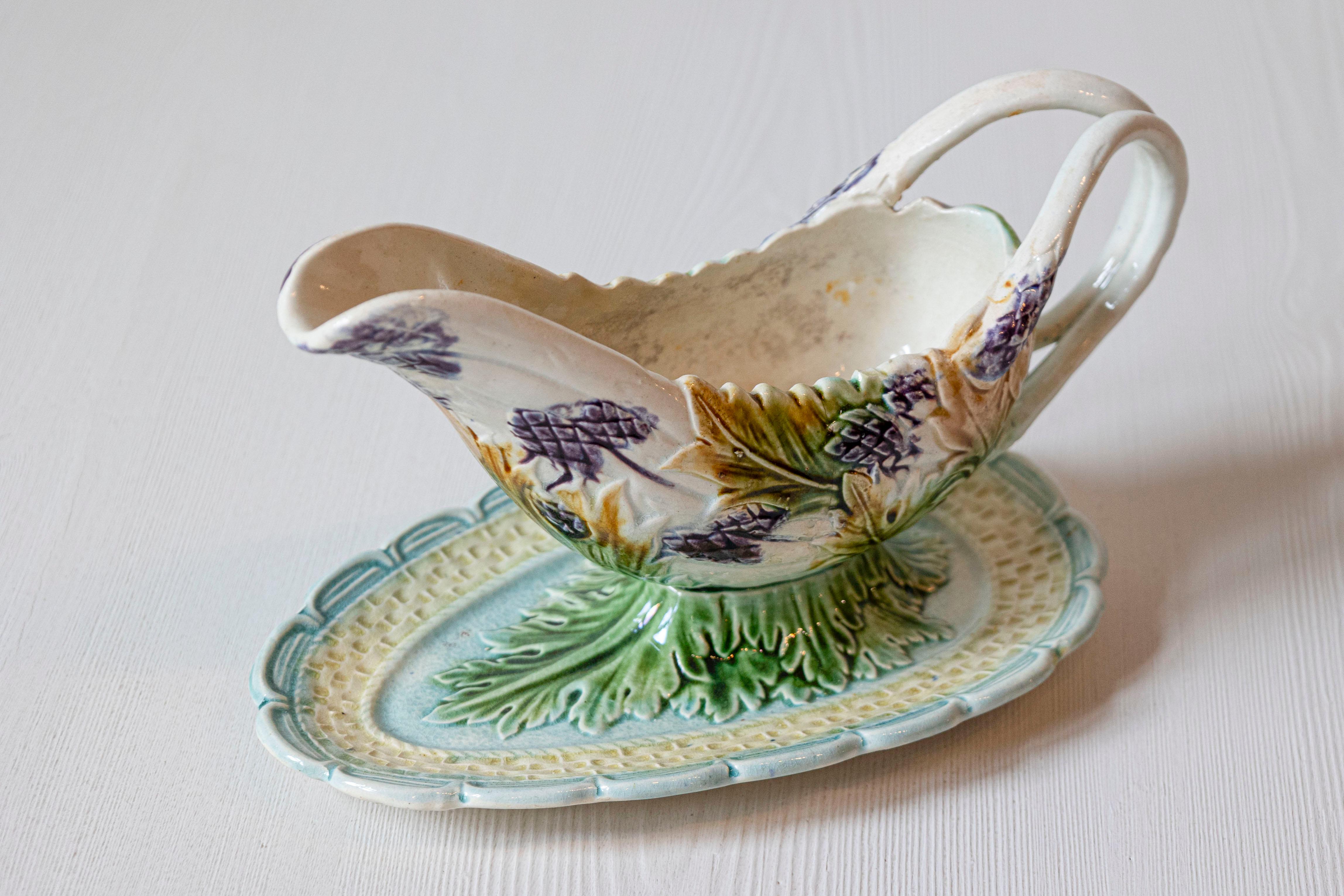 French 19th Century Majolica Gravy Boat with Asparagus Heads and Green Foliage In condizioni buone a Atlanta, GA