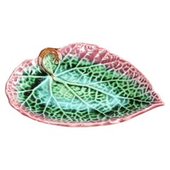 French 19th Century Majolica Green Leaf Decorative Plate with Maroon Border