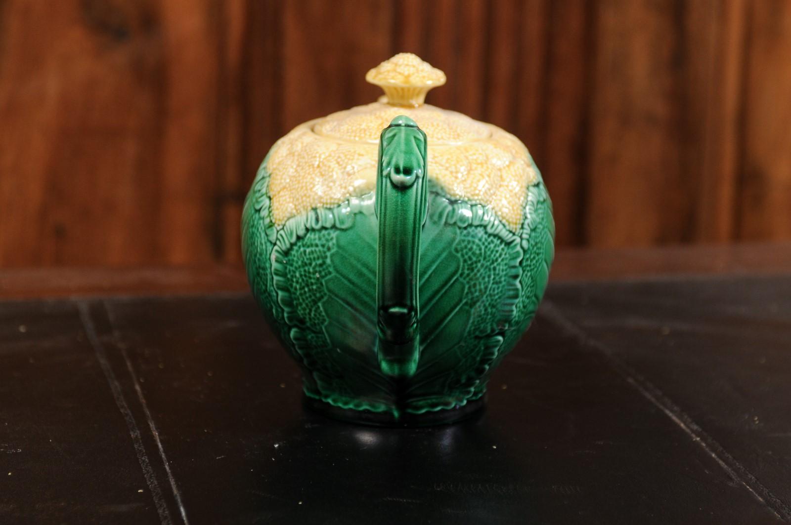 A French majolica lidded teapot from the 19th century, with yellow and green cauliflower décor. Created in France during the 19th century, this teapot features a generous body adorned with light yellow cauliflower florets, supported by elegant green