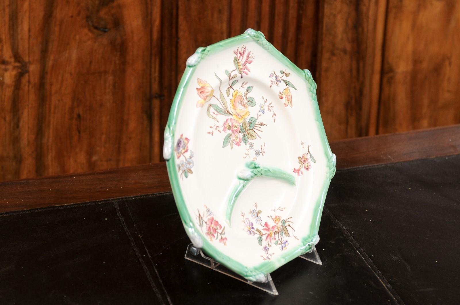 A French majolica asparagus serving plate from the 19th century, with floral décor. Created in France during the 19th century, this majolica plate features an octagonal body framed with green asparagus. A delicate décor, made of a variety of flowers
