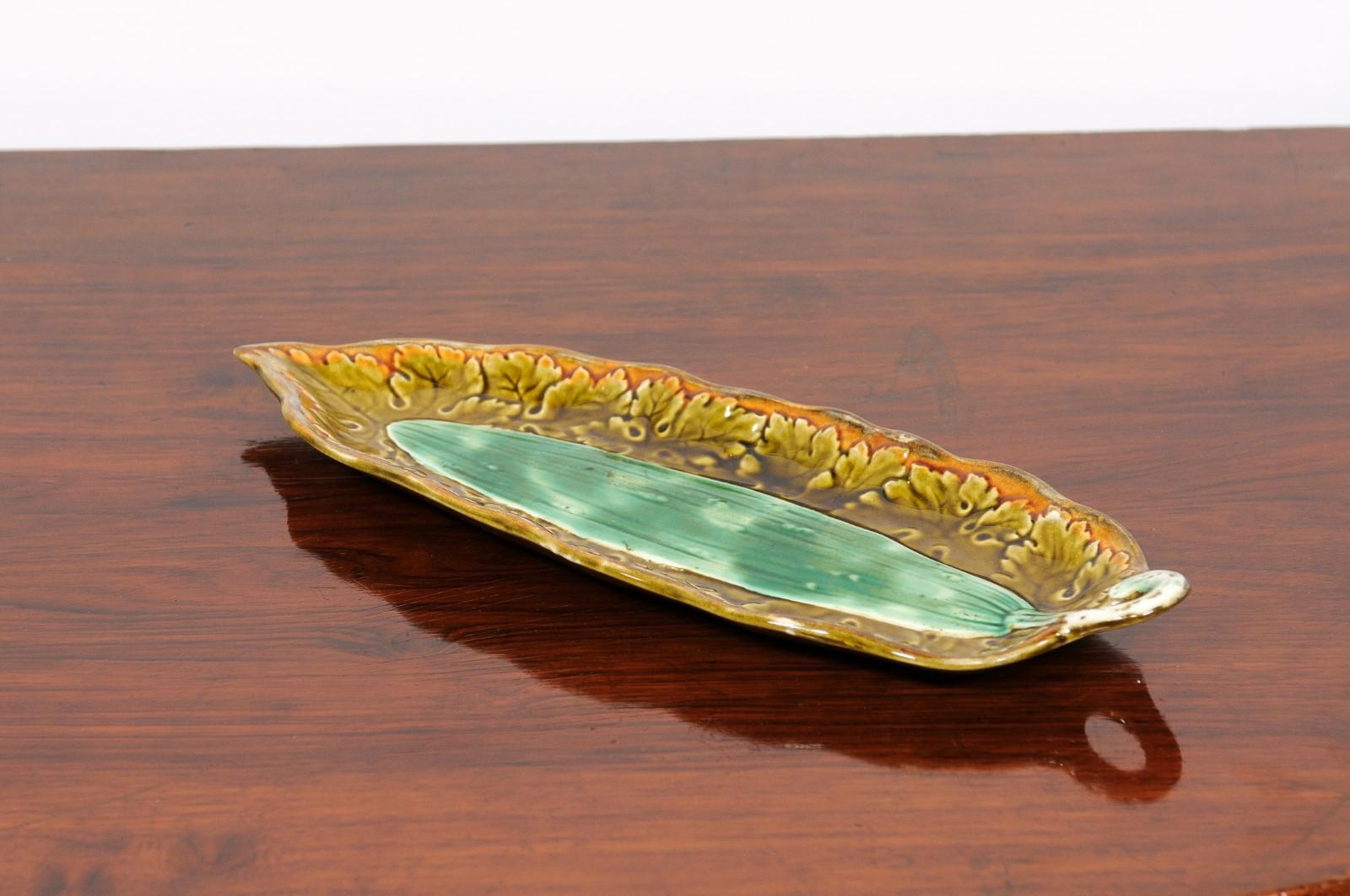 French 19th Century Majolica Pickle or Cucumber Plate with Yellow and Green 8