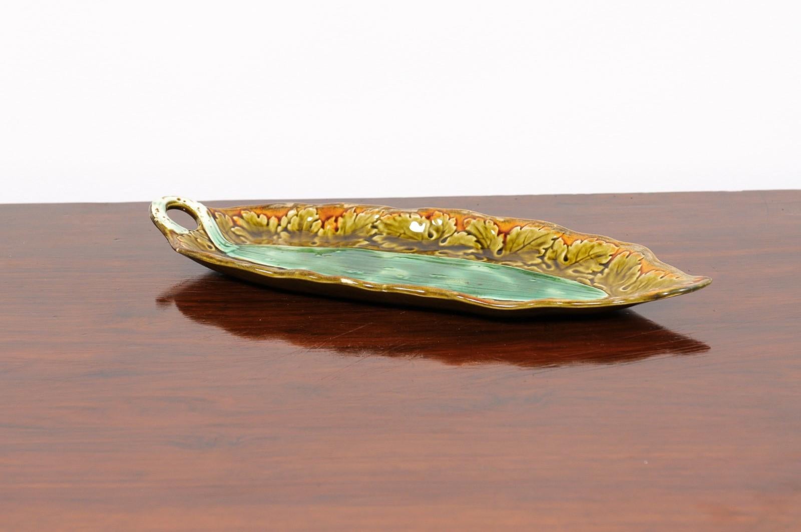 French 19th Century Majolica Pickle or Cucumber Plate with Yellow and Green 4