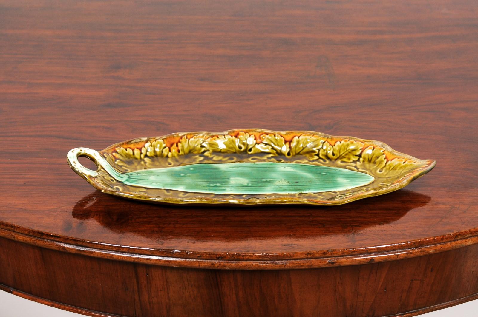 French 19th Century Majolica Pickle or Cucumber Plate with Yellow and Green 6