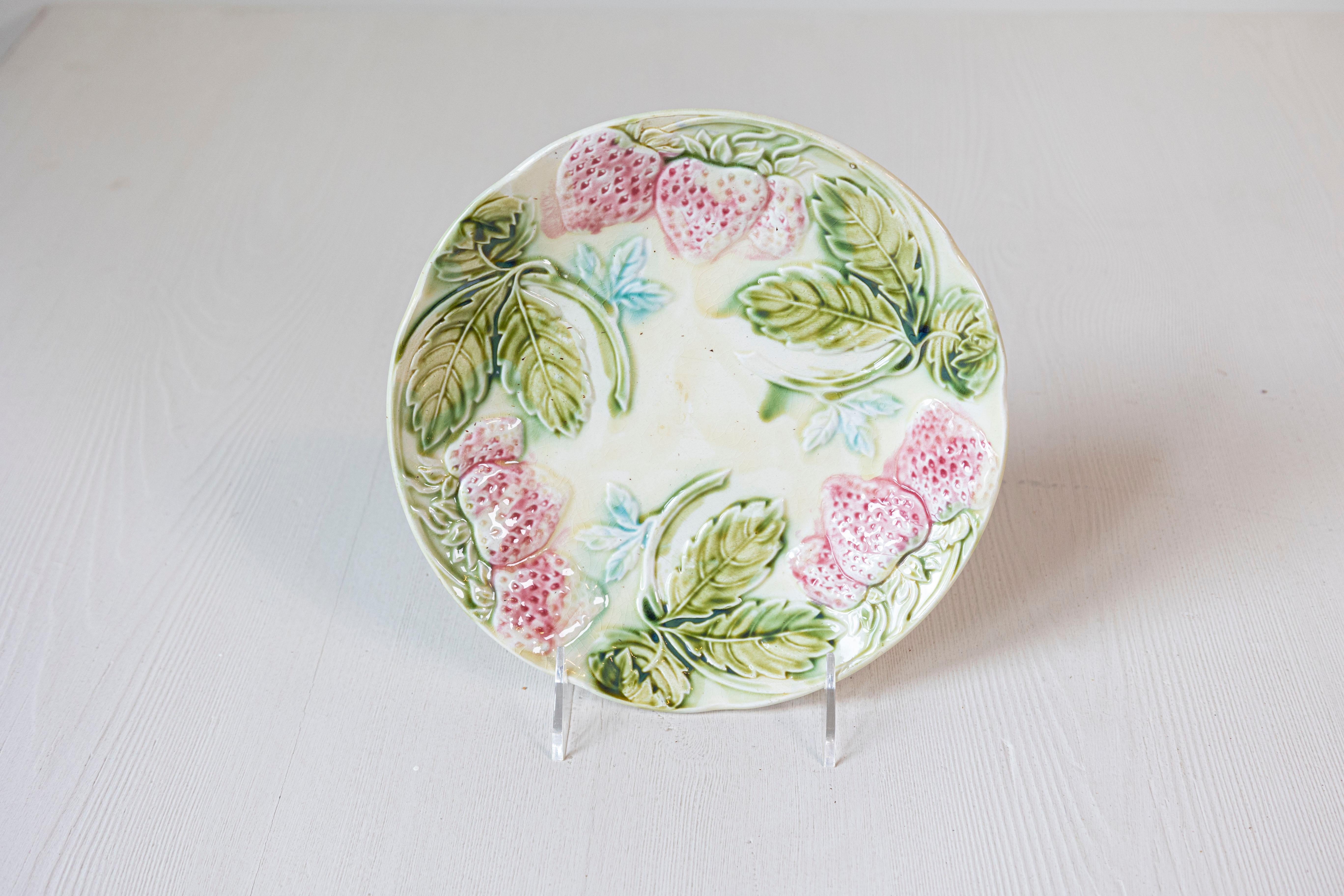 French 19th Century Majolica Plates with Raised Decor of Strawberries and Leaves For Sale 1