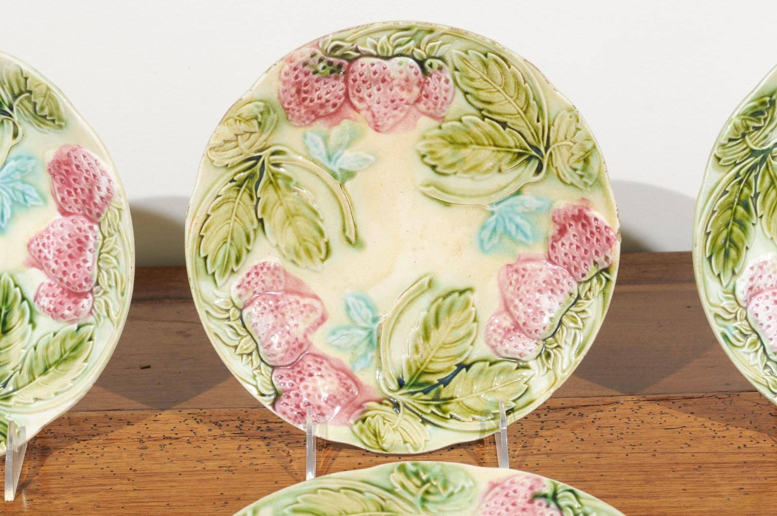 Majolique Assiettes majoliques françaises du 19ème siècle avec décor en relief de fraises et de feuilles en vente