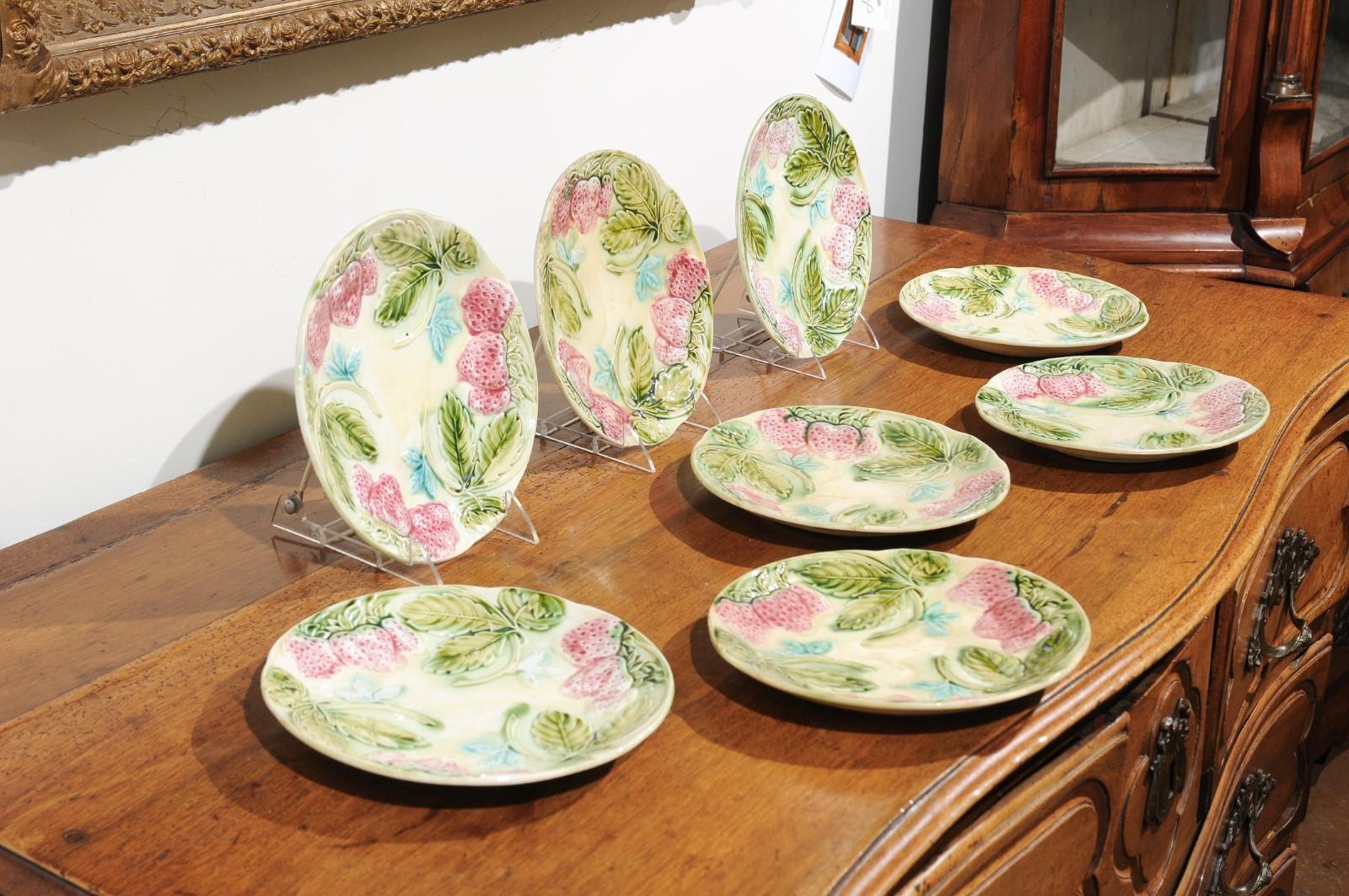 French 19th Century Majolica Plates with Raised Decor of Strawberries and Leaves For Sale 5