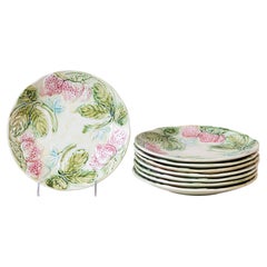 Piatti in maiolica francesi del XIX secolo con decorazione in rilievo di fragole e foglie