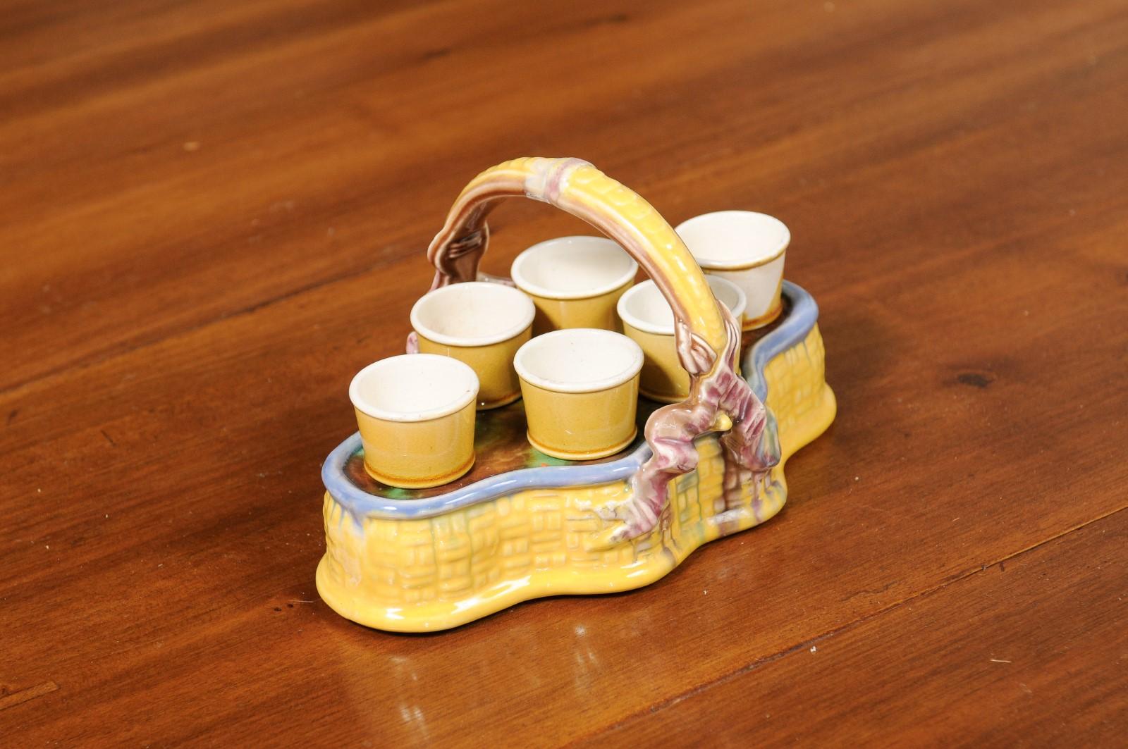Panier en porcelaine jaune émaillée du 19ème siècle avec six tasses à œufs en majolique française en vente 3