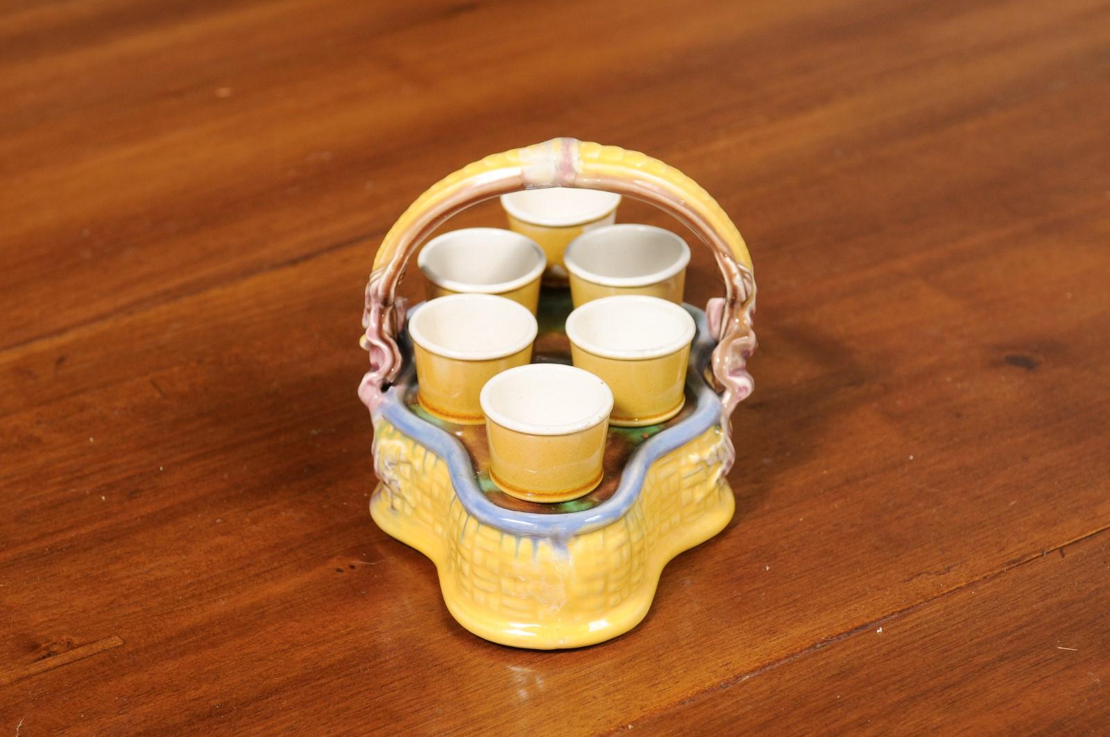 Panier en porcelaine jaune émaillée du 19ème siècle avec six tasses à œufs en majolique française en vente 4