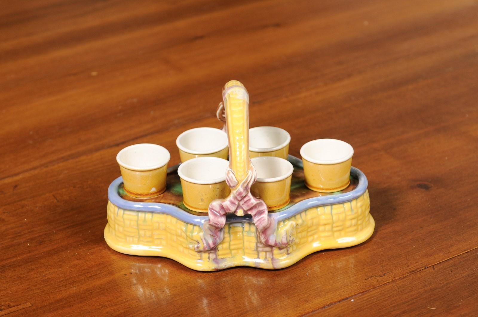 Panier en porcelaine jaune émaillée du 19ème siècle avec six tasses à œufs en majolique française en vente 6