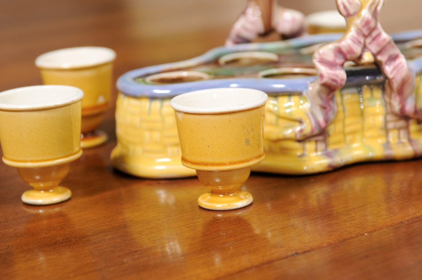 Panier en porcelaine jaune émaillée du 19ème siècle avec six tasses à œufs en majolique française Bon état - En vente à Atlanta, GA