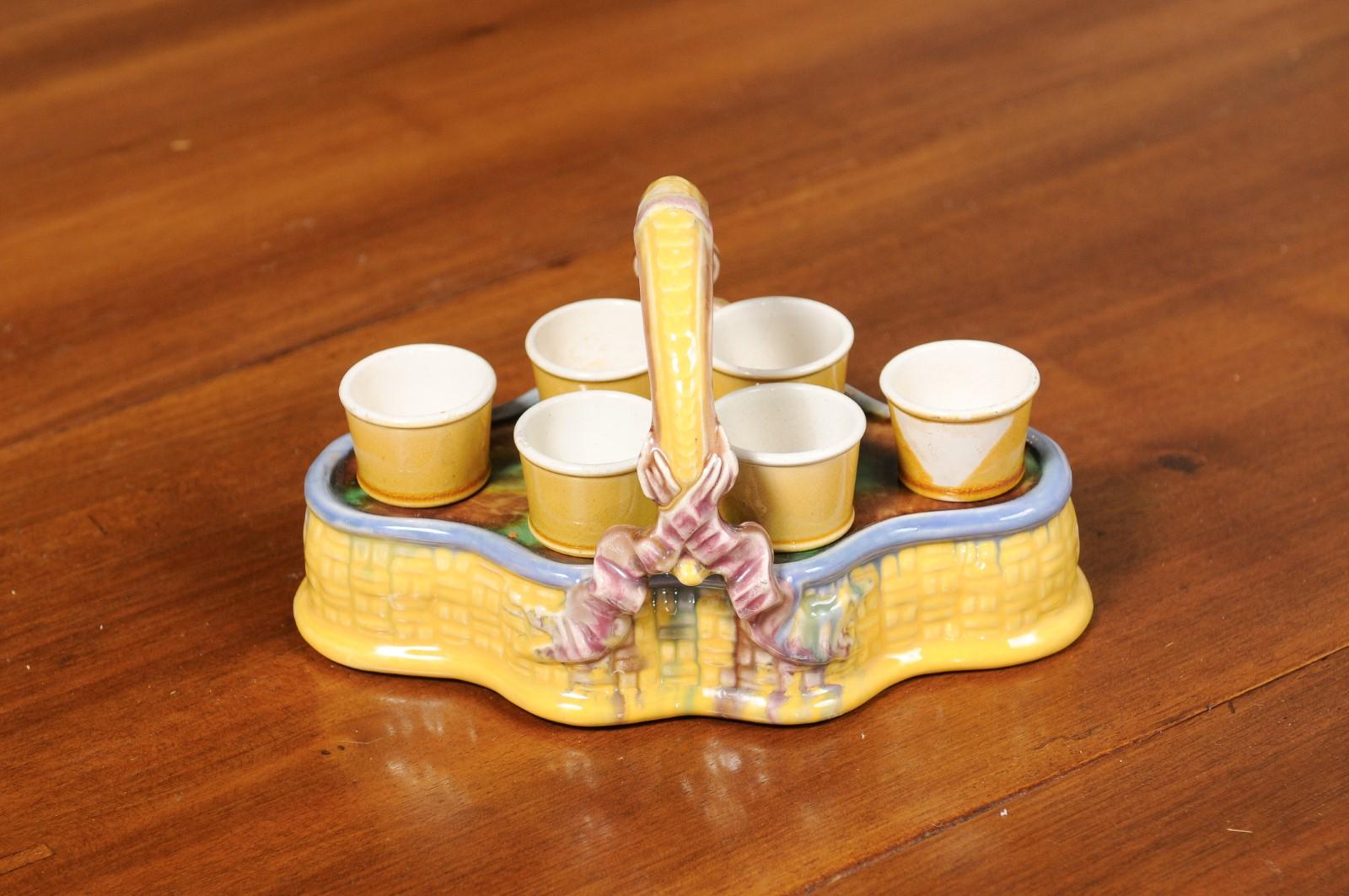 Panier en porcelaine jaune émaillée du 19ème siècle avec six tasses à œufs en majolique française en vente 2