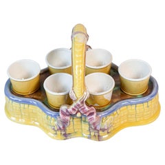 Panier majolique français du 19ème siècle émaillé jaune avec six tasses à œuf