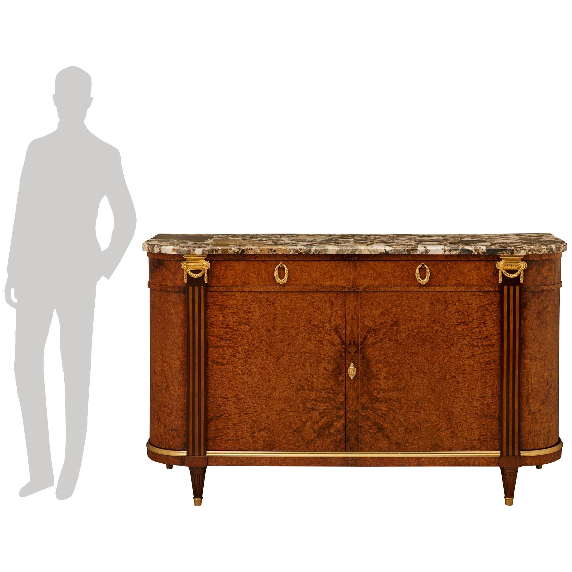 Ein außergewöhnliches und hochwertiges französisches Buffet aus dem 19. Jahrhundert im Stil Louis XVI aus Wurzelahorn, Mahagoni, Ormolu und Breche de Baixas-Marmor, signiert Francois Linke. Dieses außergewöhnliche Buffet wird von vier kannelierten,